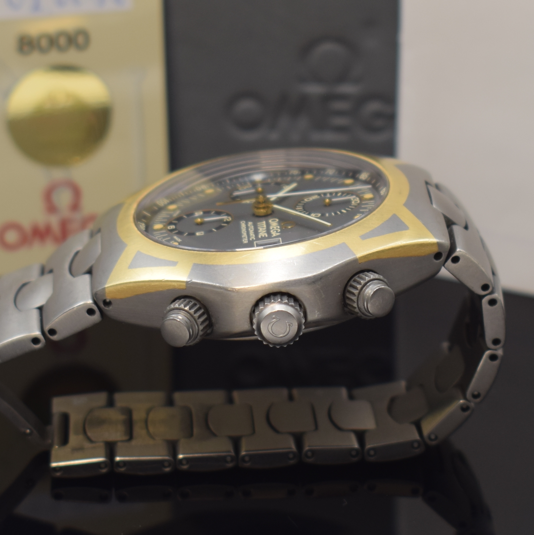 Detail c: OMEGA Armbandchronograph Titane Referenz 58944000, Automatik, Chronometer in Titan inkl. Titanband m. dopp. Faltschl., Boden m. Goldlogo aufgedr., ...