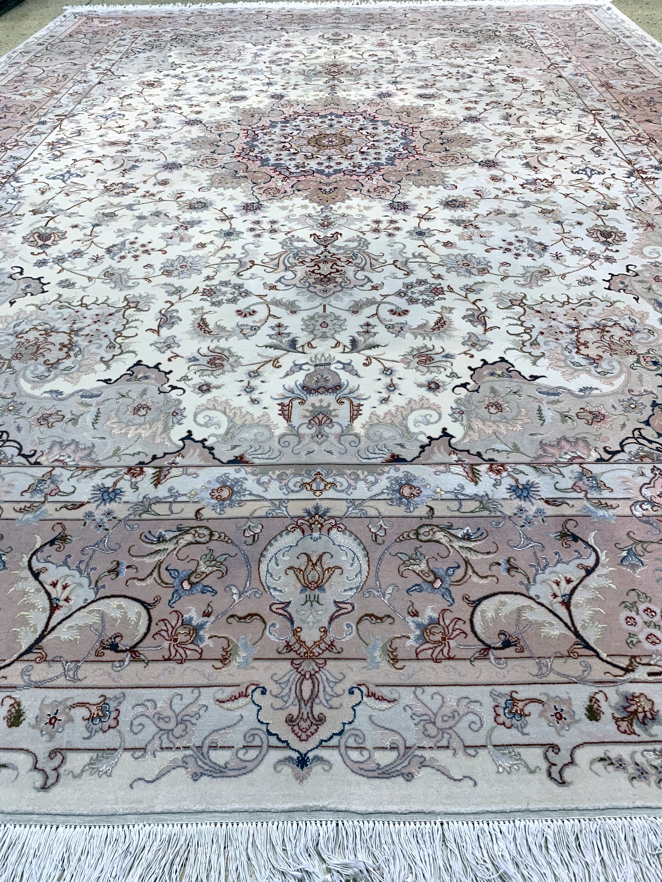 Detail g: Täbriz fein(50 Raj), Persien, Ende 20.Jhd, Korkwolle mit Seide, ca. 404 x 300 cm, ca. 500.000 Kn/qm, EHZ: 2