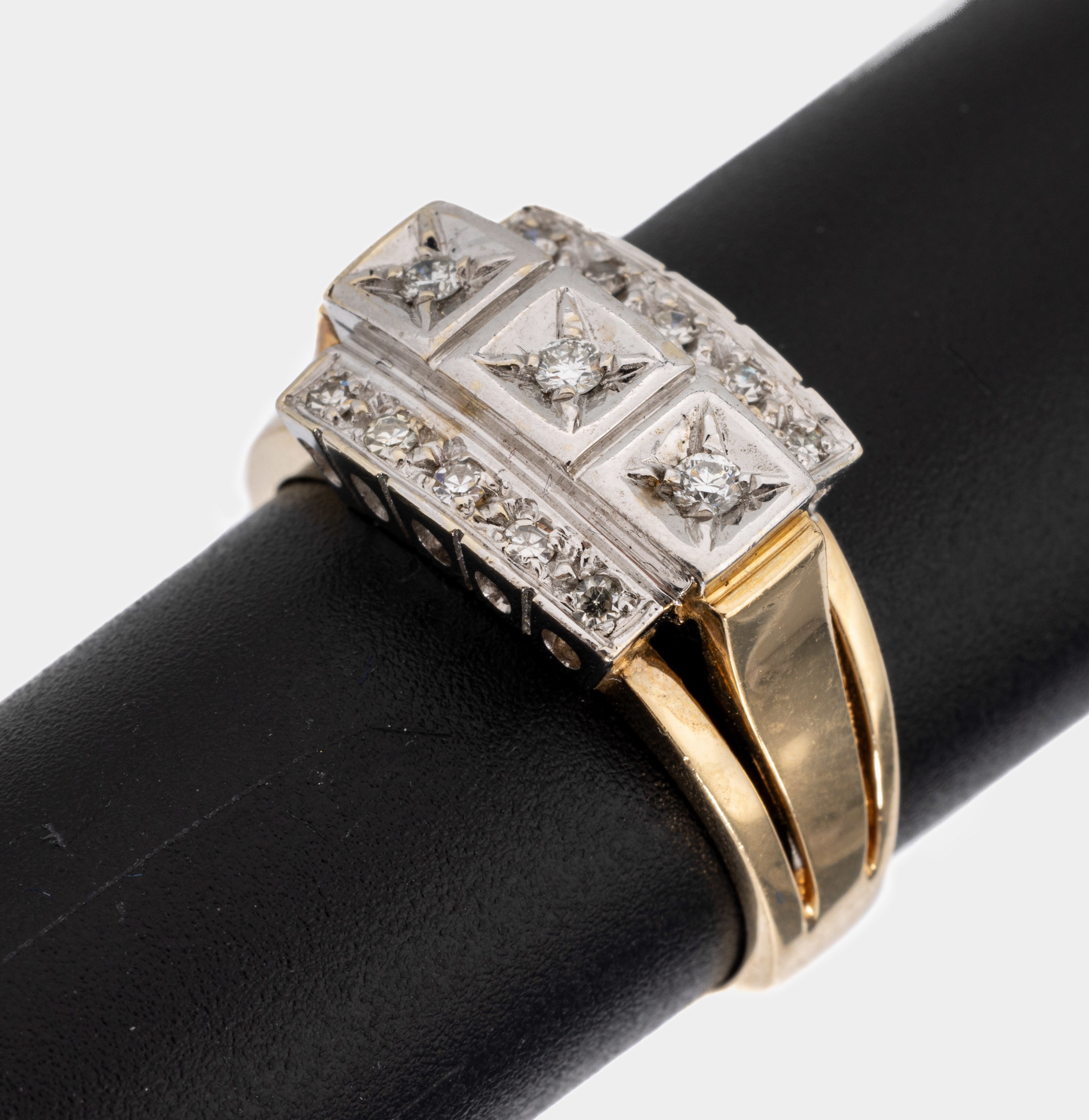 14 kt Gold Diamant-Ring, GG/WG 585/000, 3 Brillanten zus. ca. 0.09 ct Weiß/si, seitl. 12 8/8-Diamanten zus. ca. 0.10 ct Weiß/si, RW 57, ca. 6 g