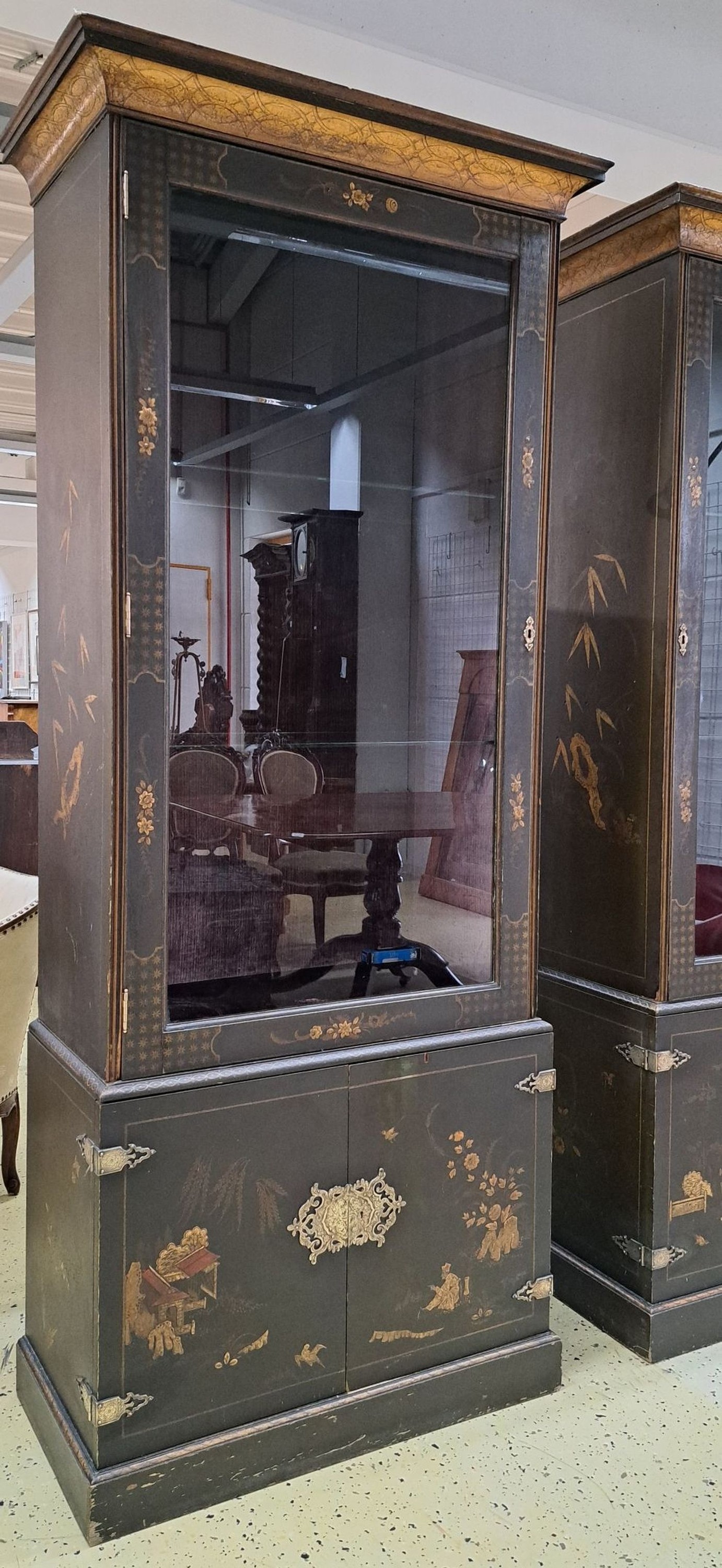 Detail a: Vitrine China, 19.Jh., schwarz lackiert, Malereien in gold, eintürige Vitrine auf zweitürigem Unterteil, Tür öffnet nach links, dekoratives ...