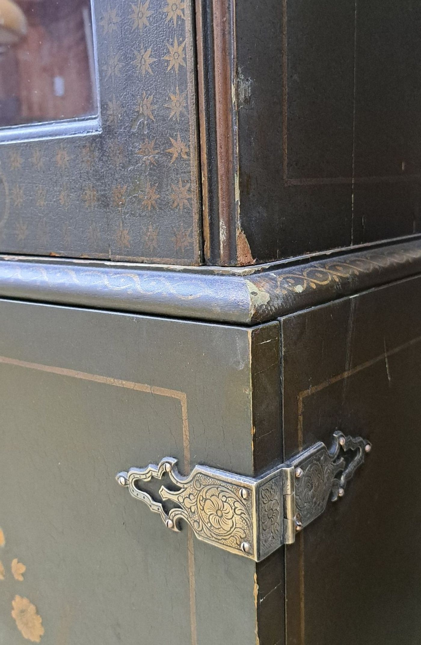 Detail d: Vitrine China, 19.Jh., schwarz lackiert, Malereien in gold, eintürige Vitrine auf zweitürigem Unterteil, Tür öffnet nach links, dekoratives ...