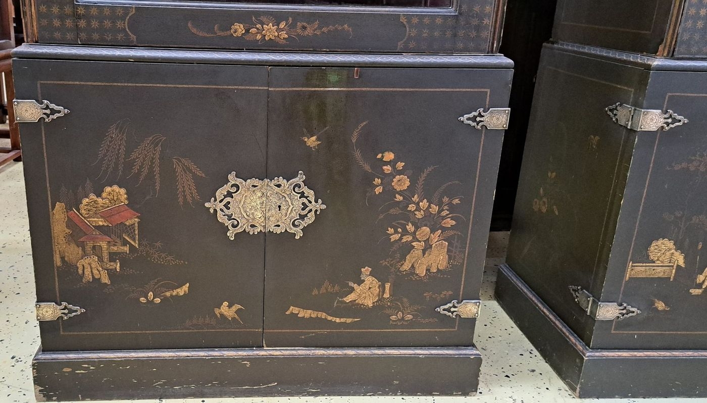 Detail e: Vitrine China, 19.Jh., schwarz lackiert, Malereien in gold, eintürige Vitrine auf zweitürigem Unterteil, Tür öffnet nach links, dekoratives ...