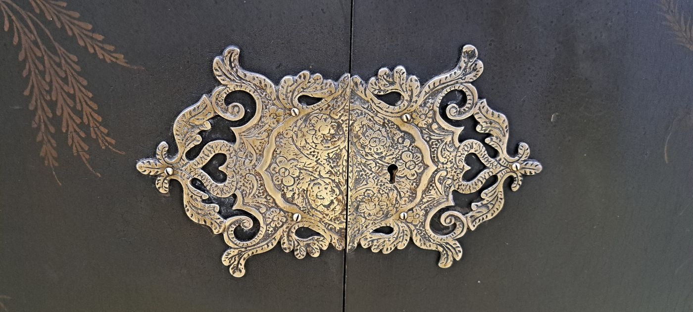 Detail f: Vitrine China, 19.Jh., schwarz lackiert, Malereien in gold, eintürige Vitrine auf zweitürigem Unterteil, Tür öffnet nach links, dekoratives ...