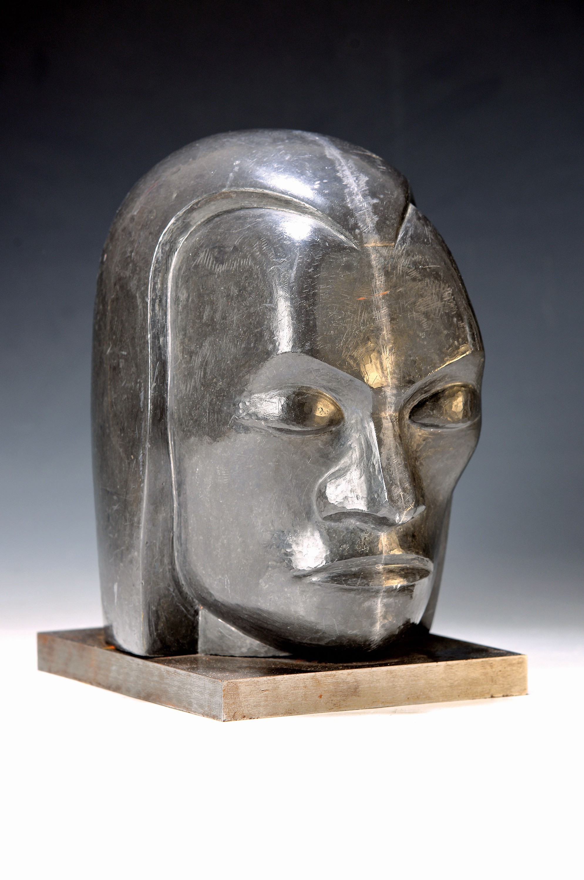 Art Deco-Porträtkopf aus Blei, signiert BSGY , Blei, aus zwei Hälften zusammengesetzt, seitlich bezeichnet "1924 Ausführung, 1960 ...