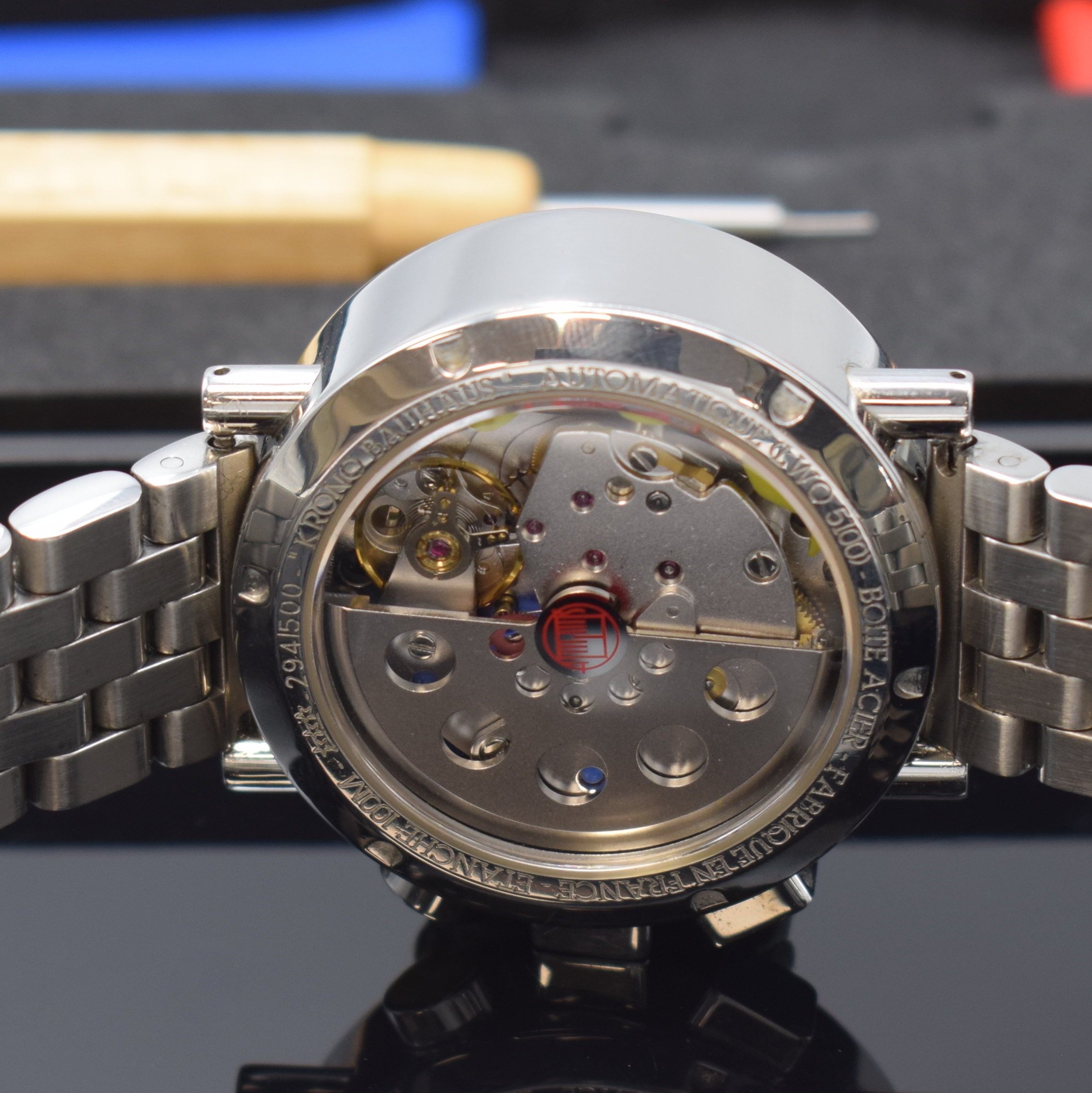 Detail e: ALAIN SILBERSTEIN Krono Bauhaus auf 500 Stück limitierter Armbandchronograph, Schweiz / Frankreich um 1995, verschr. Edelstahlgeh. inkl. orig. ...