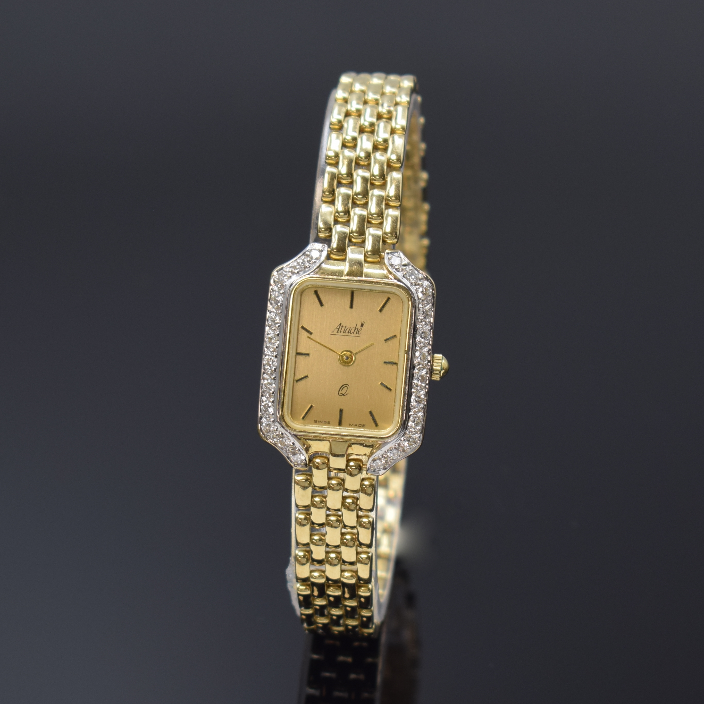 ATTACHE Damenarmbanduhr in GG 585/000 mit Diamanten, Schweiz um 1970, quarz, Boden aufgedr., Geh. m. Diamanten bes., gold. Zifferbl. m. aufges. ...