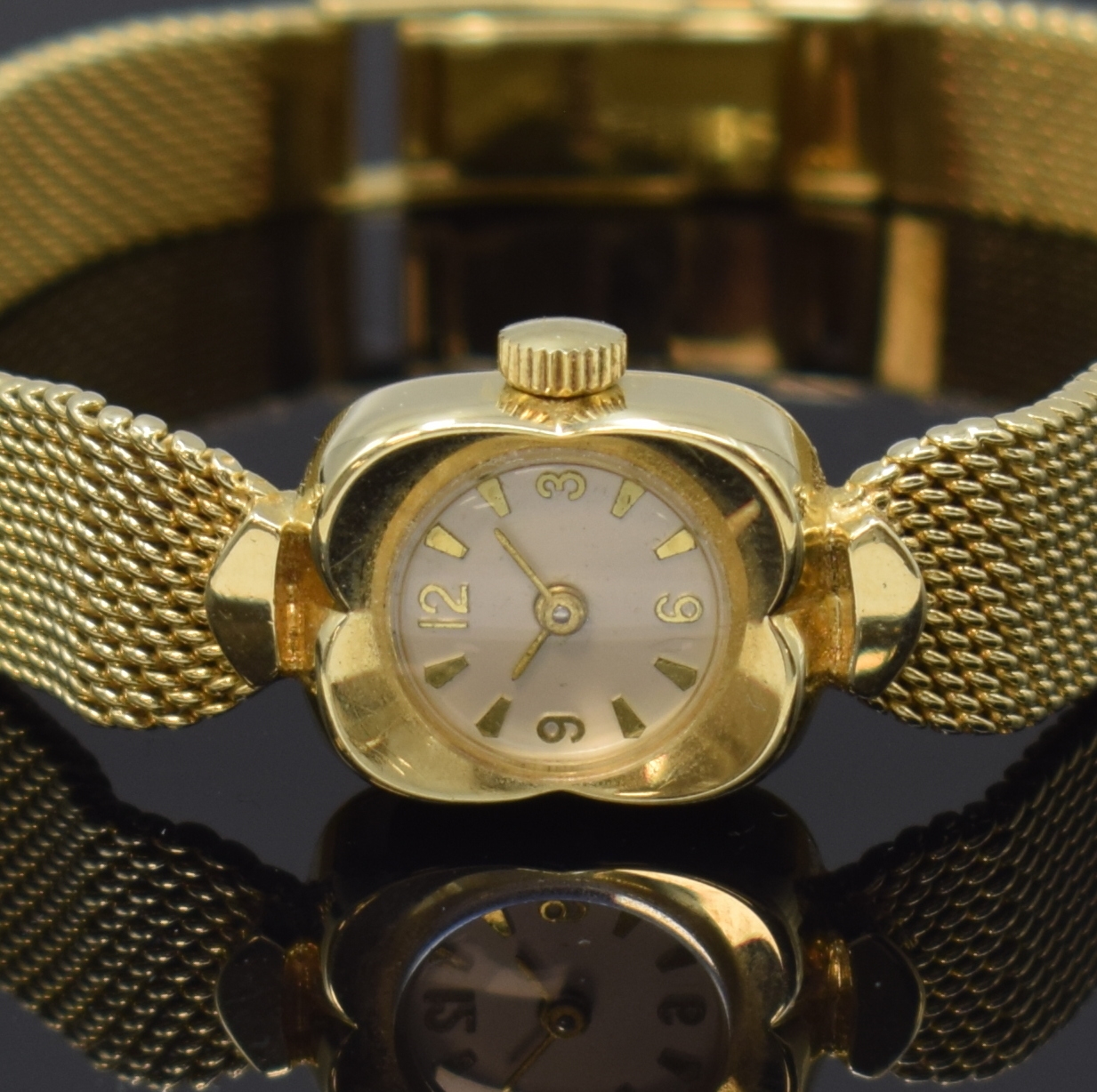 Detail a: Damenarmbanduhr in GG 585/000, Schweiz um 1965, Handaufzug, Boden aufgedr., silb. Zifferbl. m. gold. Std.-Ind., gold. Zeiger, Kal. FEF 6650, 17 St., ...