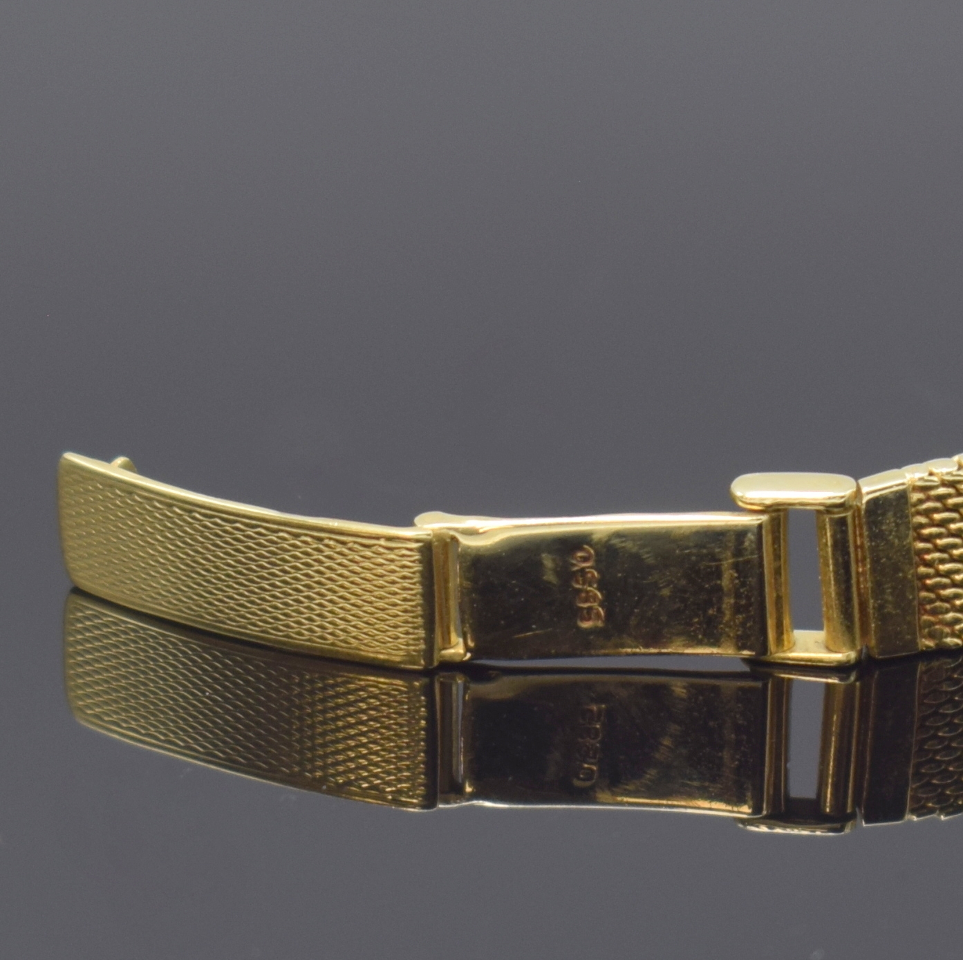 Detail b: Damenarmbanduhr in GG 585/000, Schweiz um 1965, Handaufzug, Boden aufgedr., silb. Zifferbl. m. gold. Std.-Ind., gold. Zeiger, Kal. FEF 6650, 17 St., ...