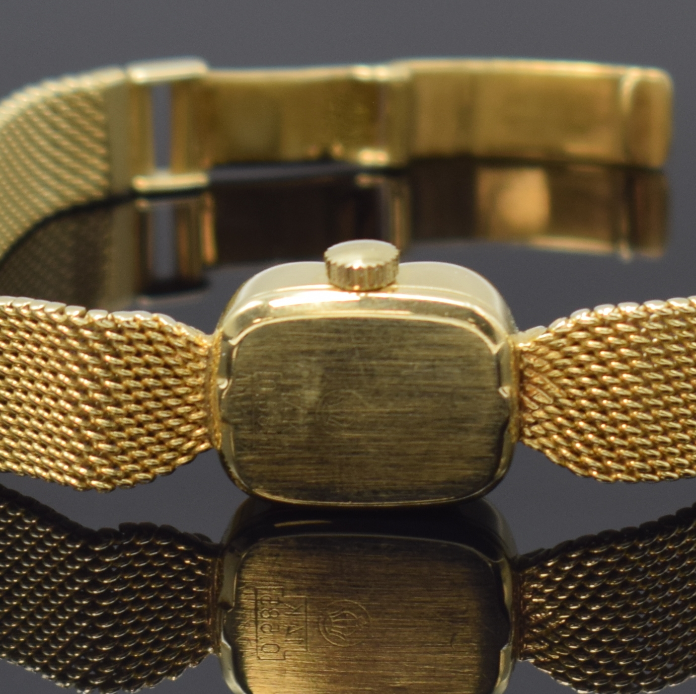 Detail c: Damenarmbanduhr in GG 585/000, Schweiz um 1965, Handaufzug, Boden aufgedr., silb. Zifferbl. m. gold. Std.-Ind., gold. Zeiger, Kal. FEF 6650, 17 St., ...