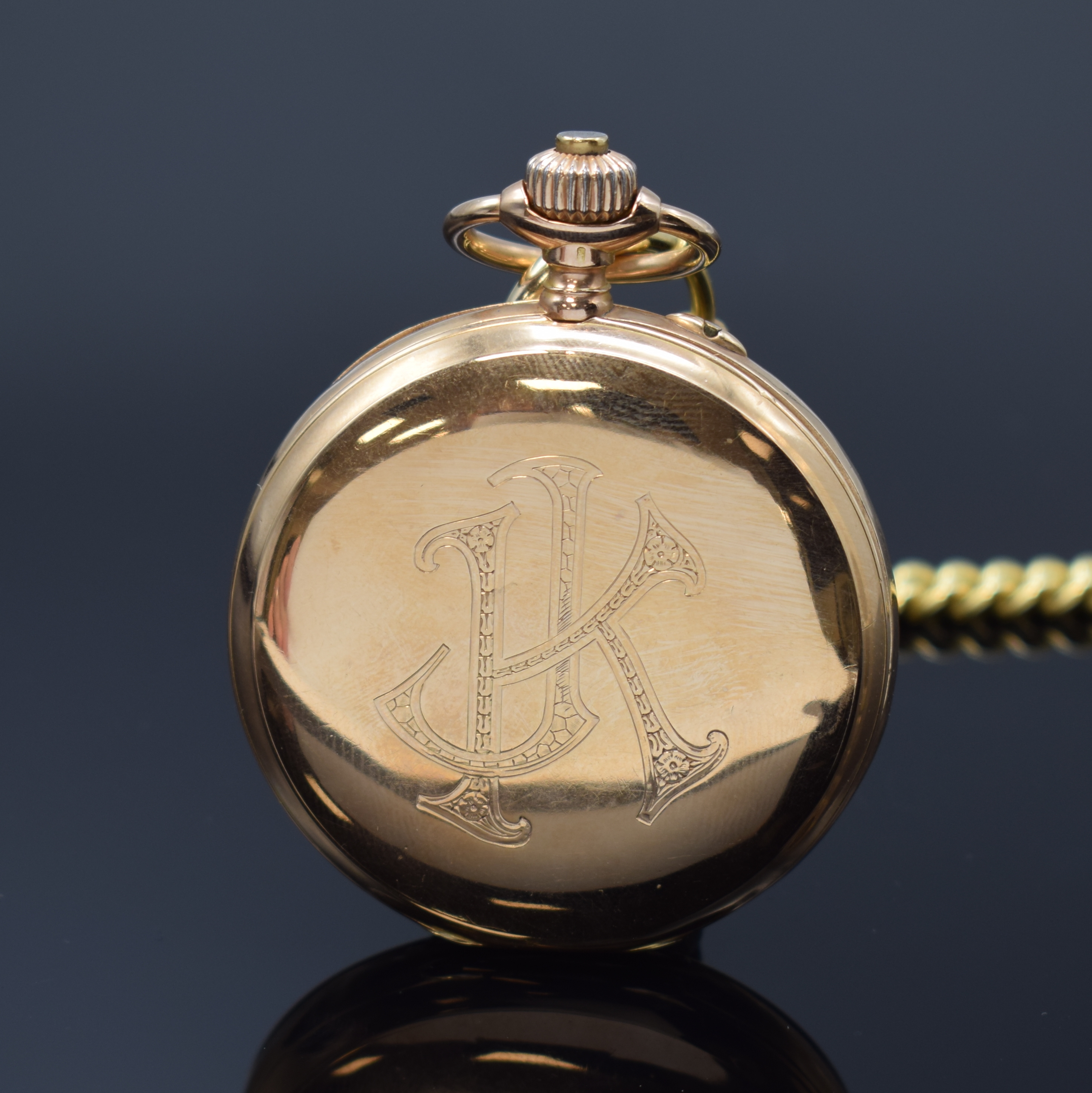 Detail b: Savonette Taschenuhr in RG 583/000 mit Kette in GG 585/000, Schweiz um 1900, glattes 3- Deckel-Goldgeh. dell., Sprungdeckel m. Monogramm, ...