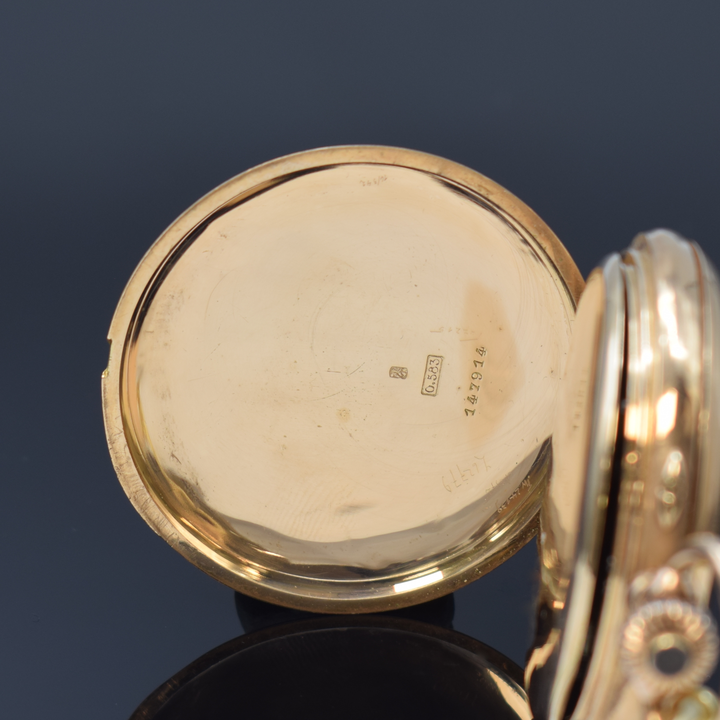 Detail d: Savonette Taschenuhr in RG 583/000 mit Kette in GG 585/000, Schweiz um 1900, glattes 3- Deckel-Goldgeh. dell., Sprungdeckel m. Monogramm, ...