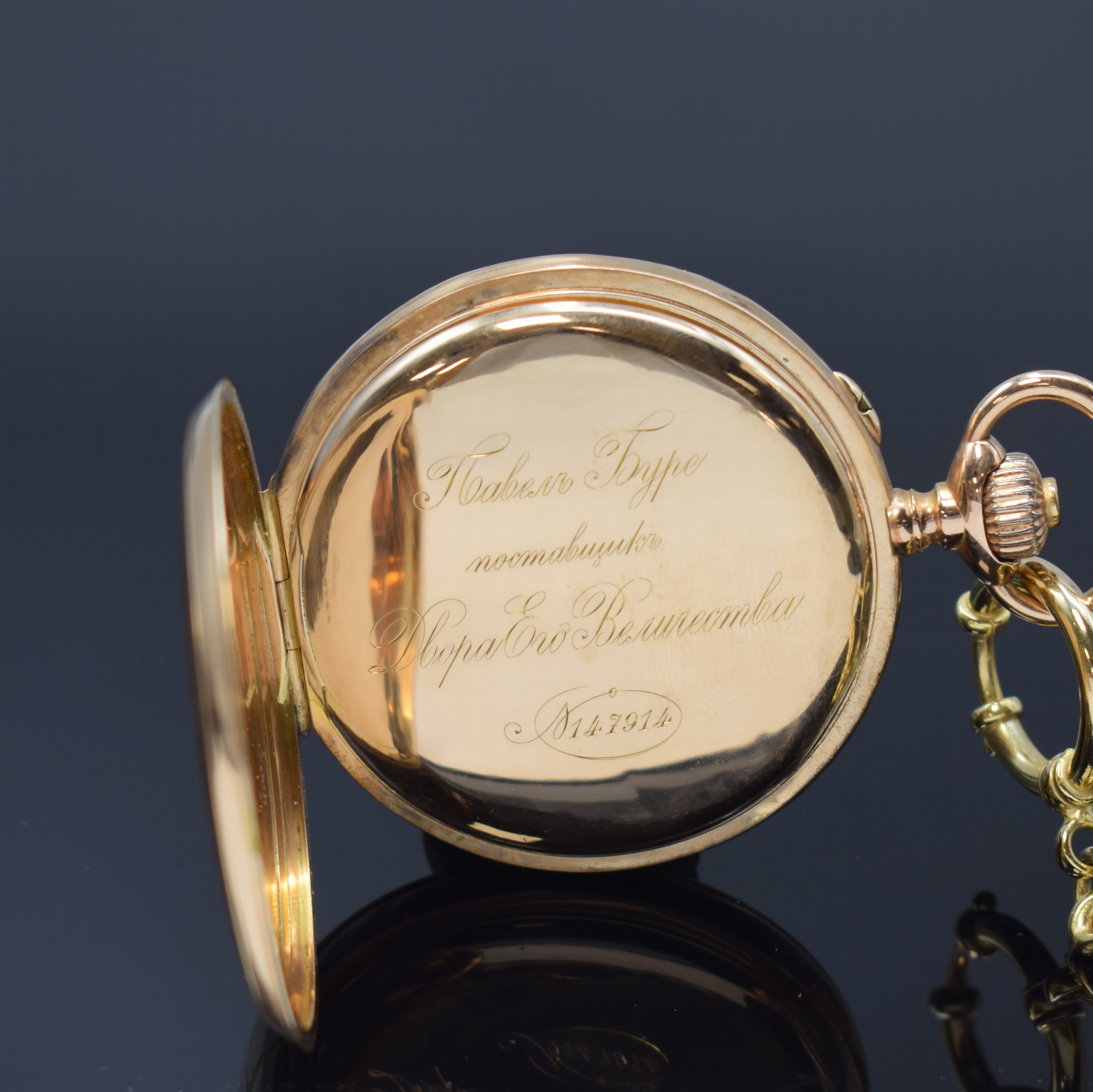 Detail e: Savonette Taschenuhr in RG 583/000 mit Kette in GG 585/000, Schweiz um 1900, glattes 3- Deckel-Goldgeh. dell., Sprungdeckel m. Monogramm, ...