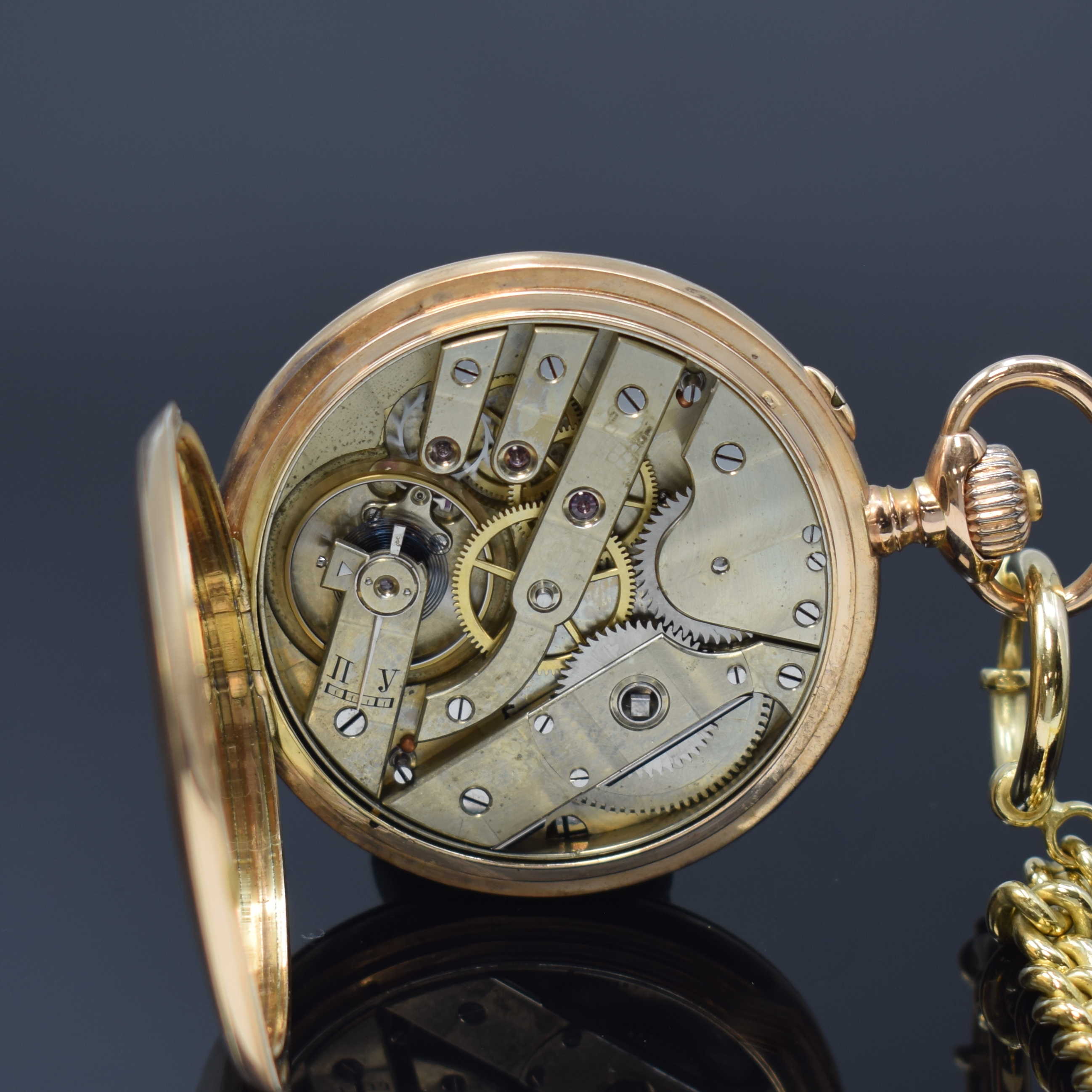 Detail g: Savonette Taschenuhr in RG 583/000 mit Kette in GG 585/000, Schweiz um 1900, glattes 3- Deckel-Goldgeh. dell., Sprungdeckel m. Monogramm, ...