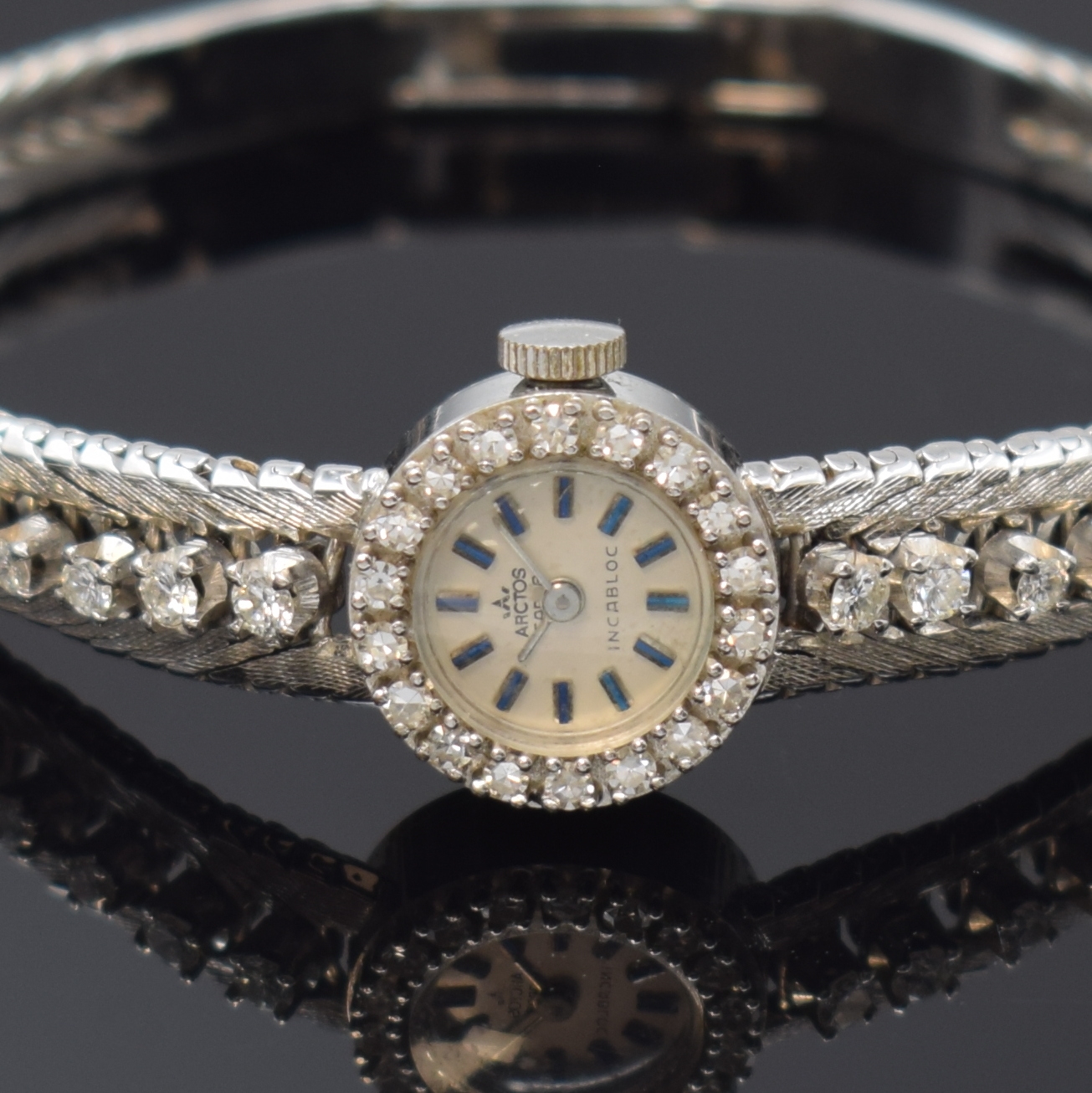 Detail a: ARCTOS Damenarmbanduhr in WG 750/000 mit Diamanten, Schweiz um 1965, Handaufzug, Boden aufgedr., Lünette u. Band mit Diamanten bes., silb. Zifferbl. ...