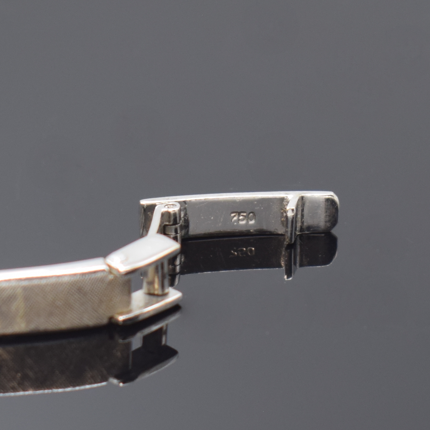 Detail b: ARCTOS Damenarmbanduhr in WG 750/000 mit Diamanten, Schweiz um 1965, Handaufzug, Boden aufgedr., Lünette u. Band mit Diamanten bes., silb. Zifferbl. ...