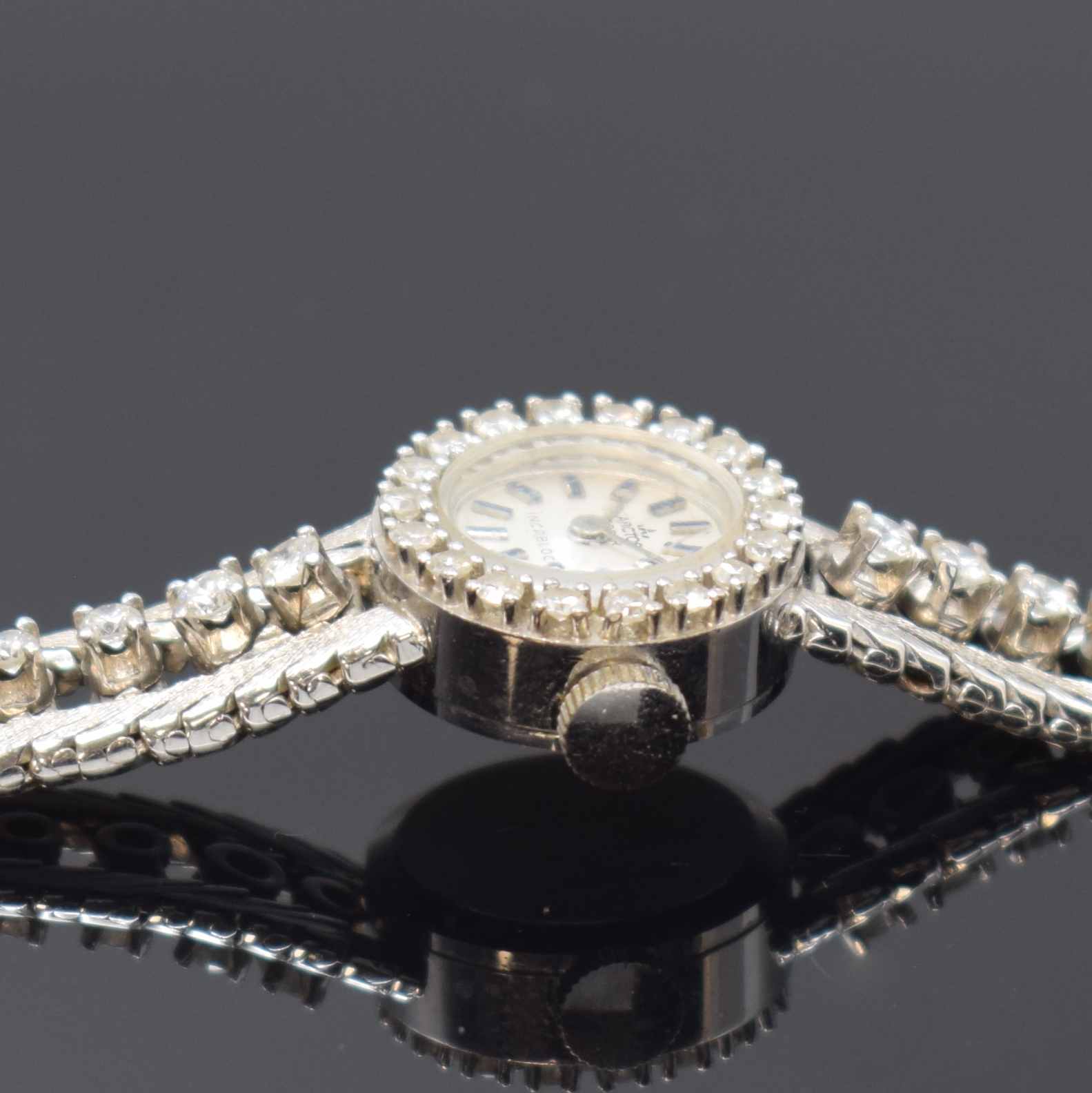 Detail c: ARCTOS Damenarmbanduhr in WG 750/000 mit Diamanten, Schweiz um 1965, Handaufzug, Boden aufgedr., Lünette u. Band mit Diamanten bes., silb. Zifferbl. ...
