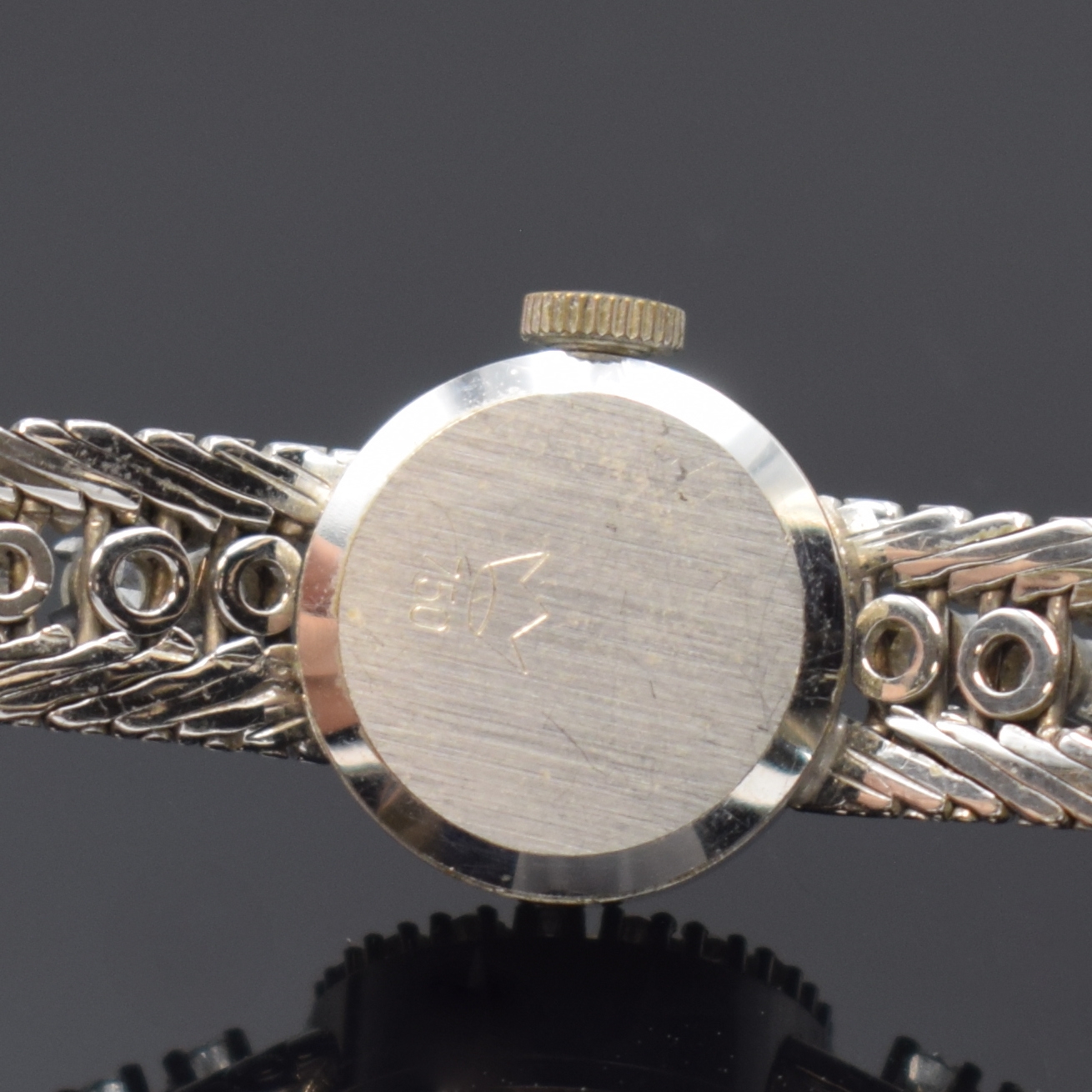 Detail d: ARCTOS Damenarmbanduhr in WG 750/000 mit Diamanten, Schweiz um 1965, Handaufzug, Boden aufgedr., Lünette u. Band mit Diamanten bes., silb. Zifferbl. ...