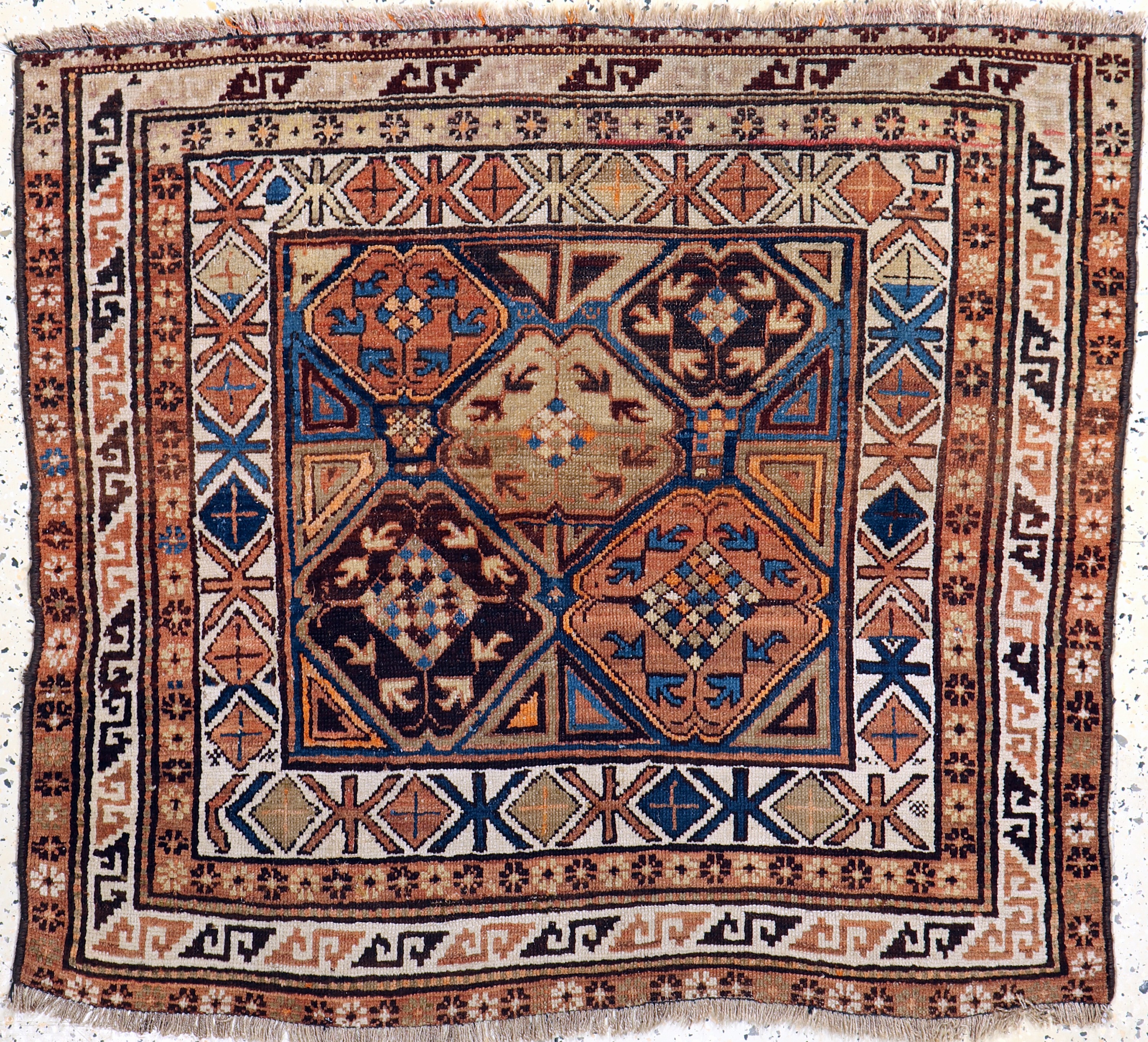 Antiker Karabagh, Kaukasus, um 1900, Wolle auf Wolle, ca. 103 x 115 cm, EHZ: 2-3, (zusammengesetzt)