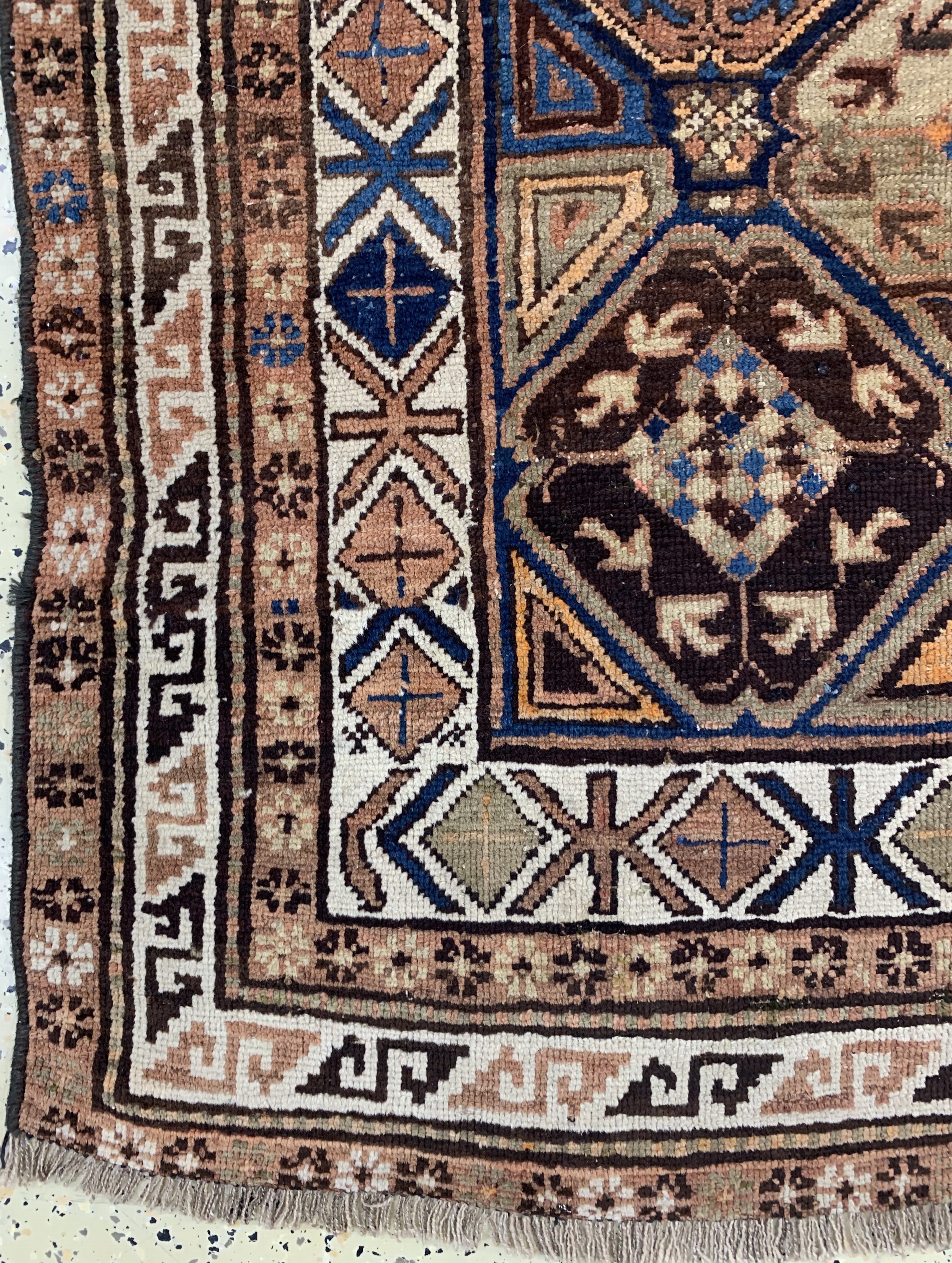 Detail b: Antiker Karabagh, Kaukasus, um 1900, Wolle auf Wolle, ca. 103 x 115 cm, EHZ: 2-3, (zusammengesetzt)
