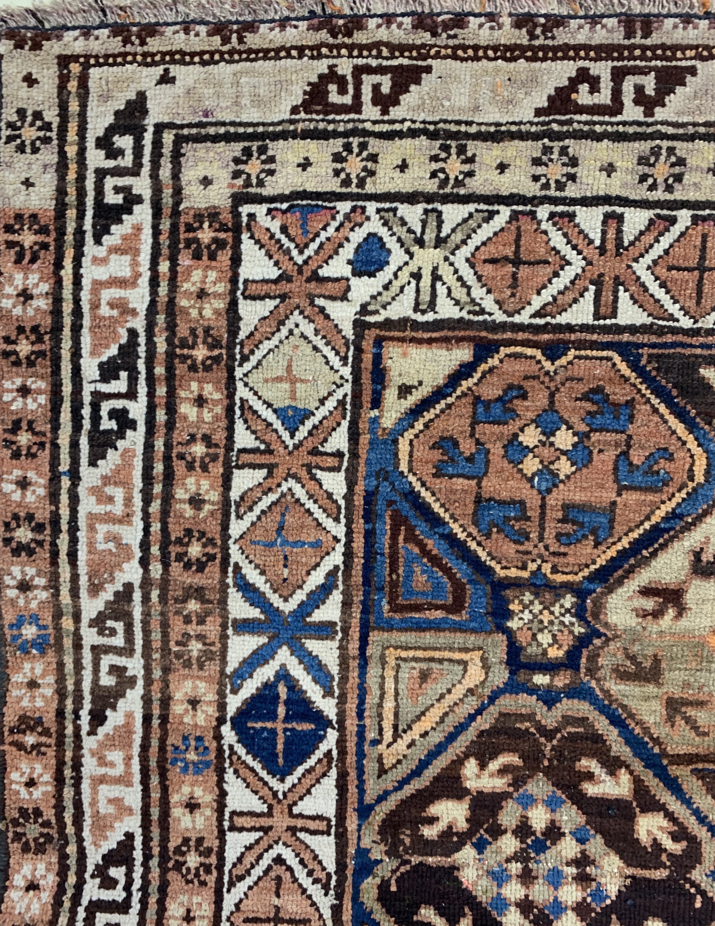 Detail c: Antiker Karabagh, Kaukasus, um 1900, Wolle auf Wolle, ca. 103 x 115 cm, EHZ: 2-3, (zusammengesetzt)