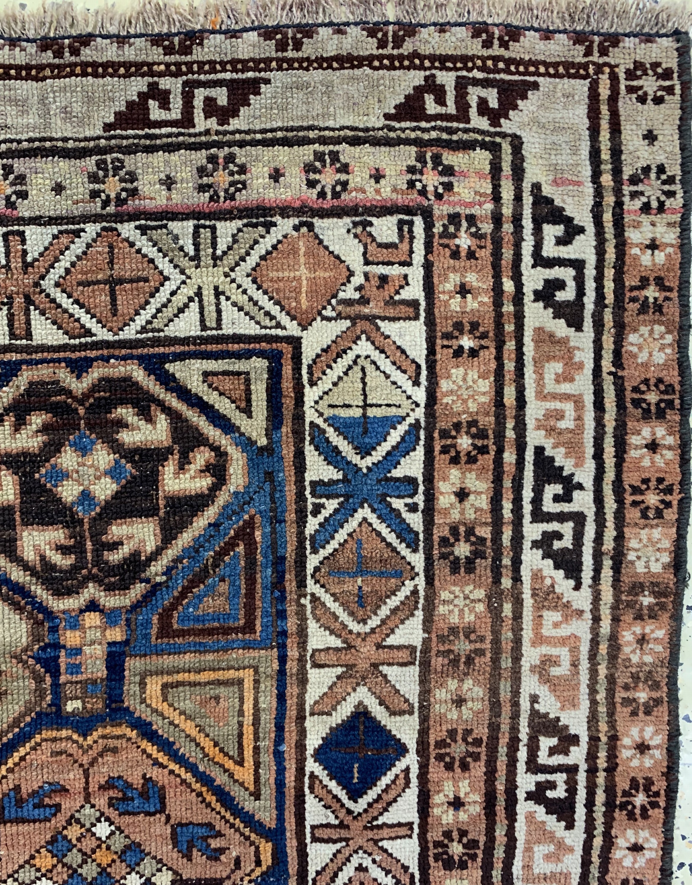 Detail d: Antiker Karabagh, Kaukasus, um 1900, Wolle auf Wolle, ca. 103 x 115 cm, EHZ: 2-3, (zusammengesetzt)