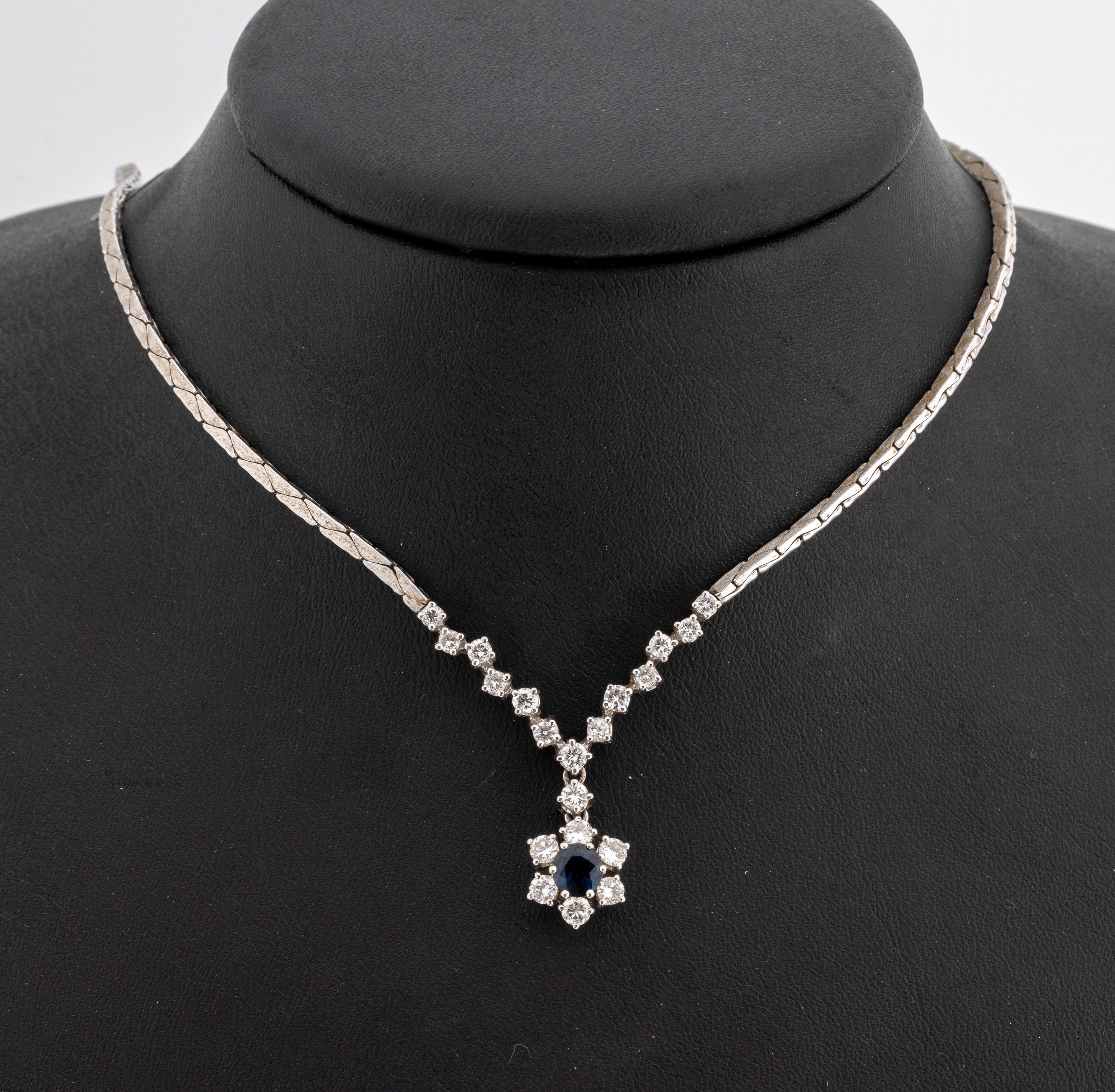 14 kt Gold Saphir-Brillant-Collier, WG 585/000, Oberfläche sat., rundfacett. Saphir ca. 1.0 ct, 20 Brillanten zus. ca. 1.25 ct feines ...