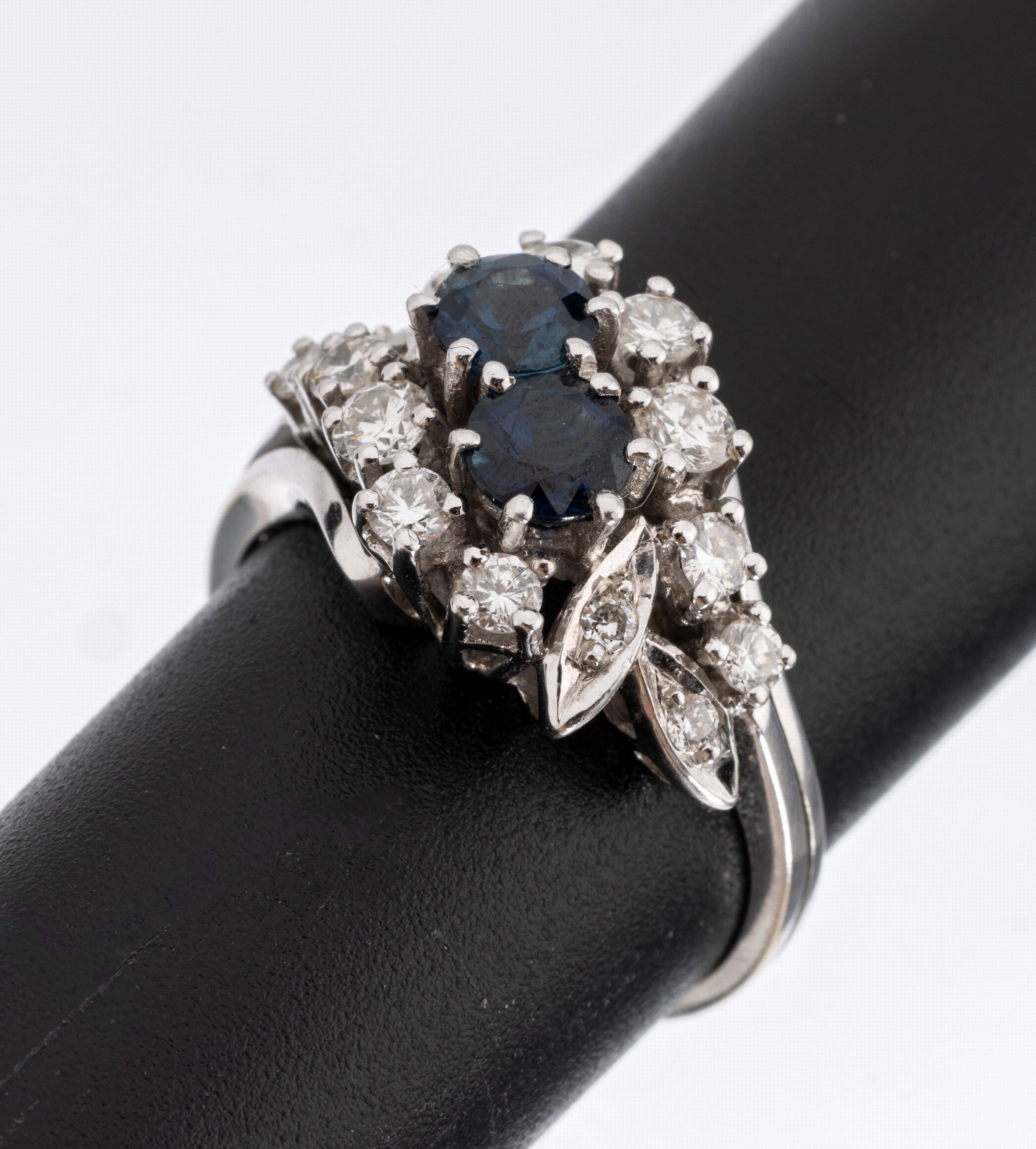 14 kt Gold Saphir-Brillant-Ring, WG 585/000, 2 rundfacett. Saphire zus. ca. 1.20 ct, umgeben von 14 Brillanten zus. ca. 1.0 ct Weiß/si, RW 54, ca. ...