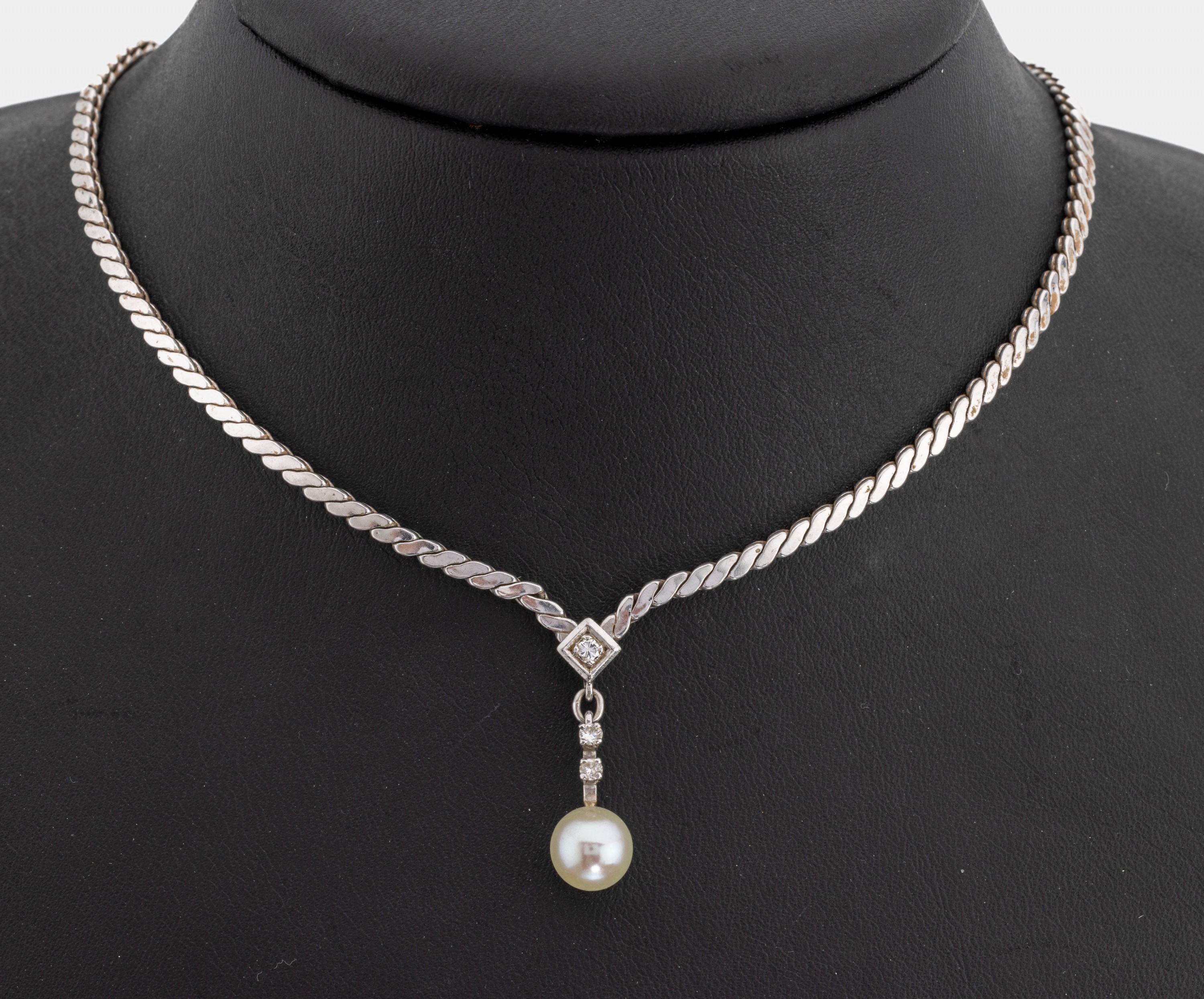 18 kt Gold Brillant-Perl-Collier, WG 750/000, 3 Brillanten zus. ca. 0.06 ct Weiß/si, bewegl. Abhängung mit einer Zuchtperle bes., L. ca. 40 cm, ...