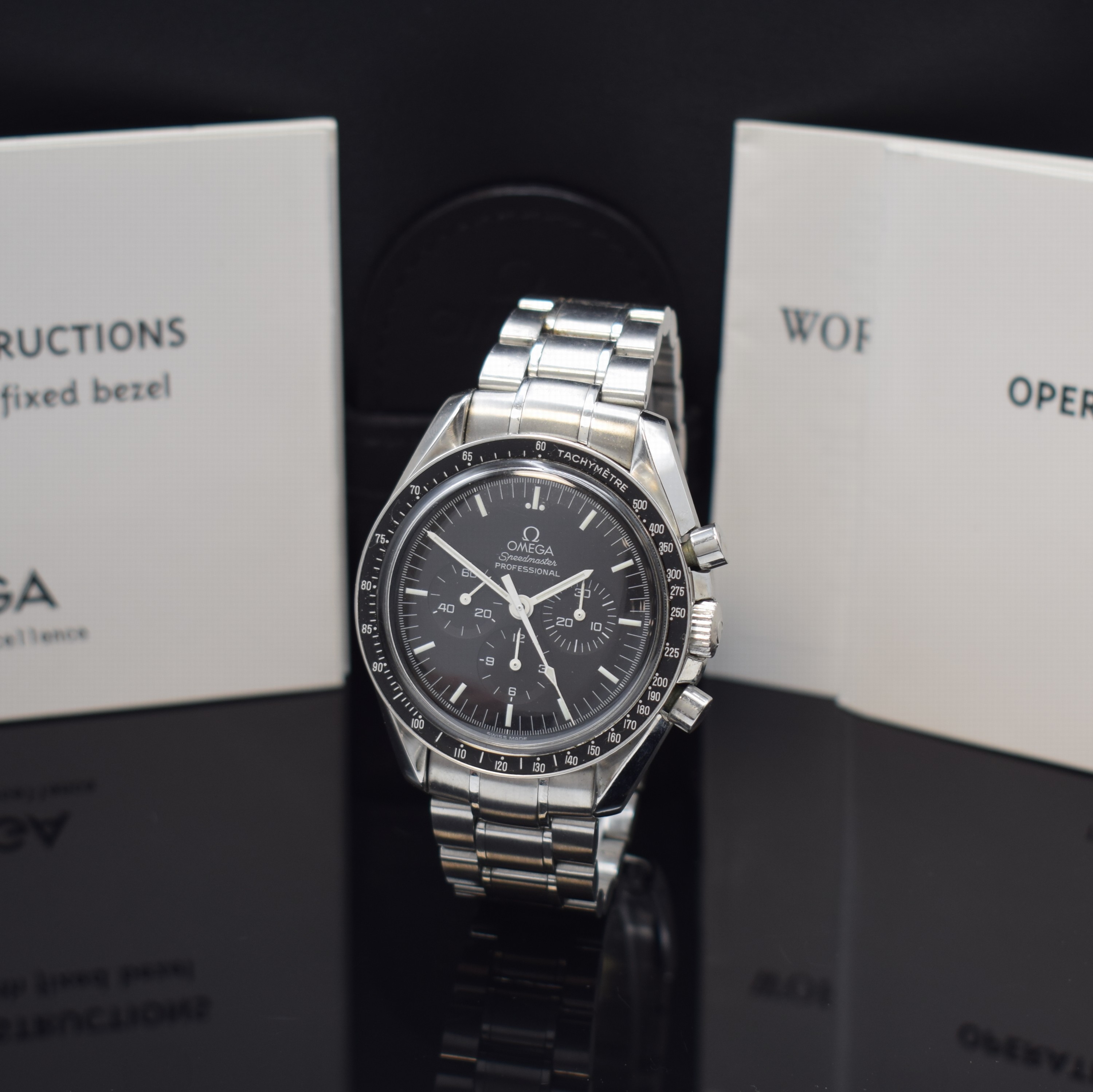 OMEGA Speedmaster Herrenchronograph Referenz 145.0223 in Stahl, Schweiz um 1999, Handaufzug, orig. Gliederband m. Faltschl., Boden m. Schriftzug ...