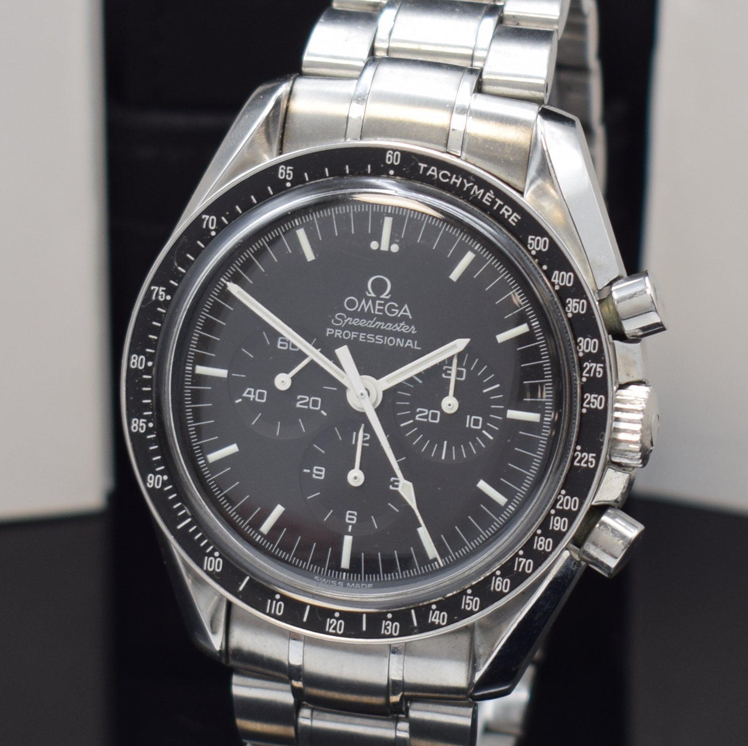 Detail a: OMEGA Speedmaster Herrenchronograph Referenz 145.0223 in Stahl, Schweiz um 1999, Handaufzug, orig. Gliederband m. Faltschl., Boden m. Schriftzug ...