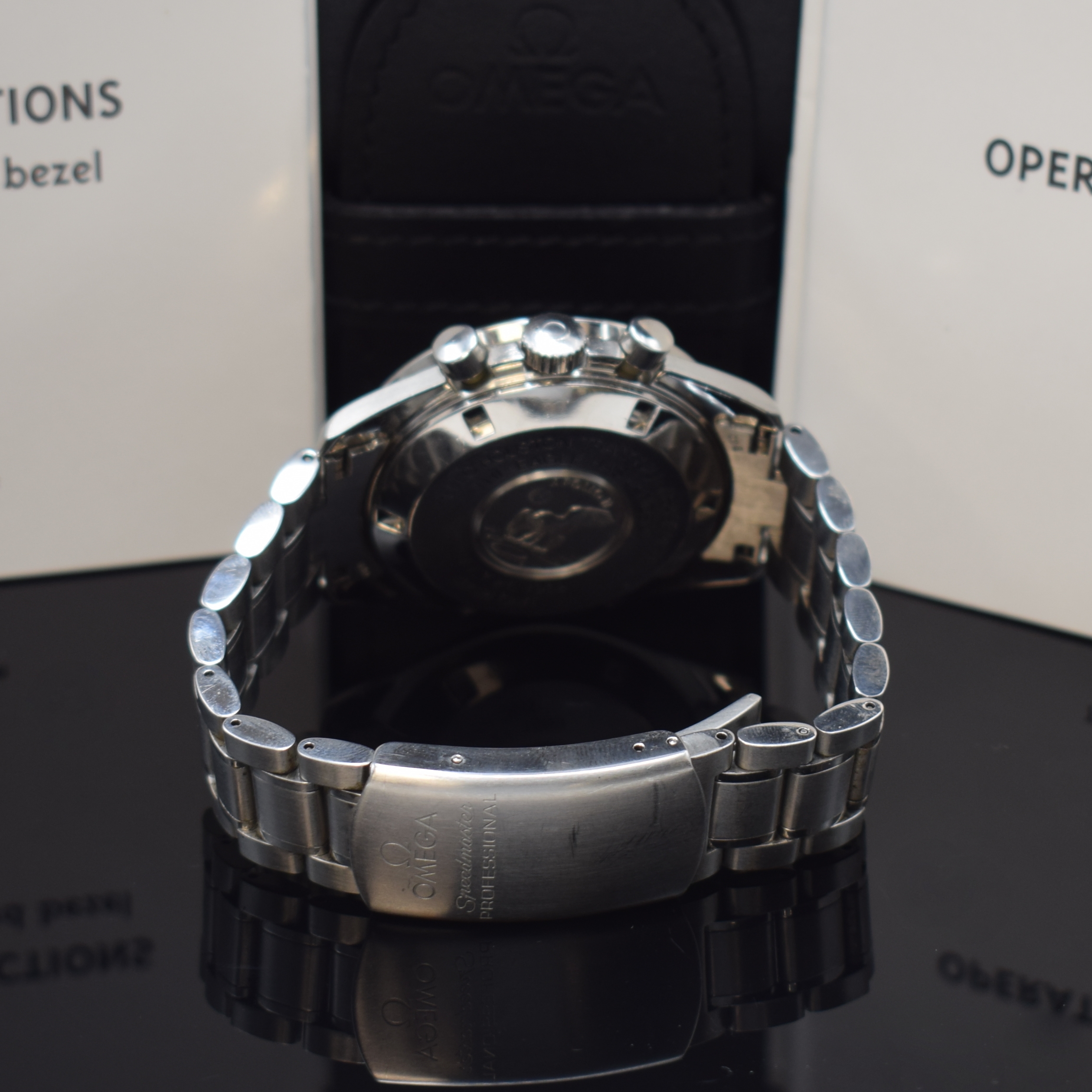 Detail b: OMEGA Speedmaster Herrenchronograph Referenz 145.0223 in Stahl, Schweiz um 1999, Handaufzug, orig. Gliederband m. Faltschl., Boden m. Schriftzug ...