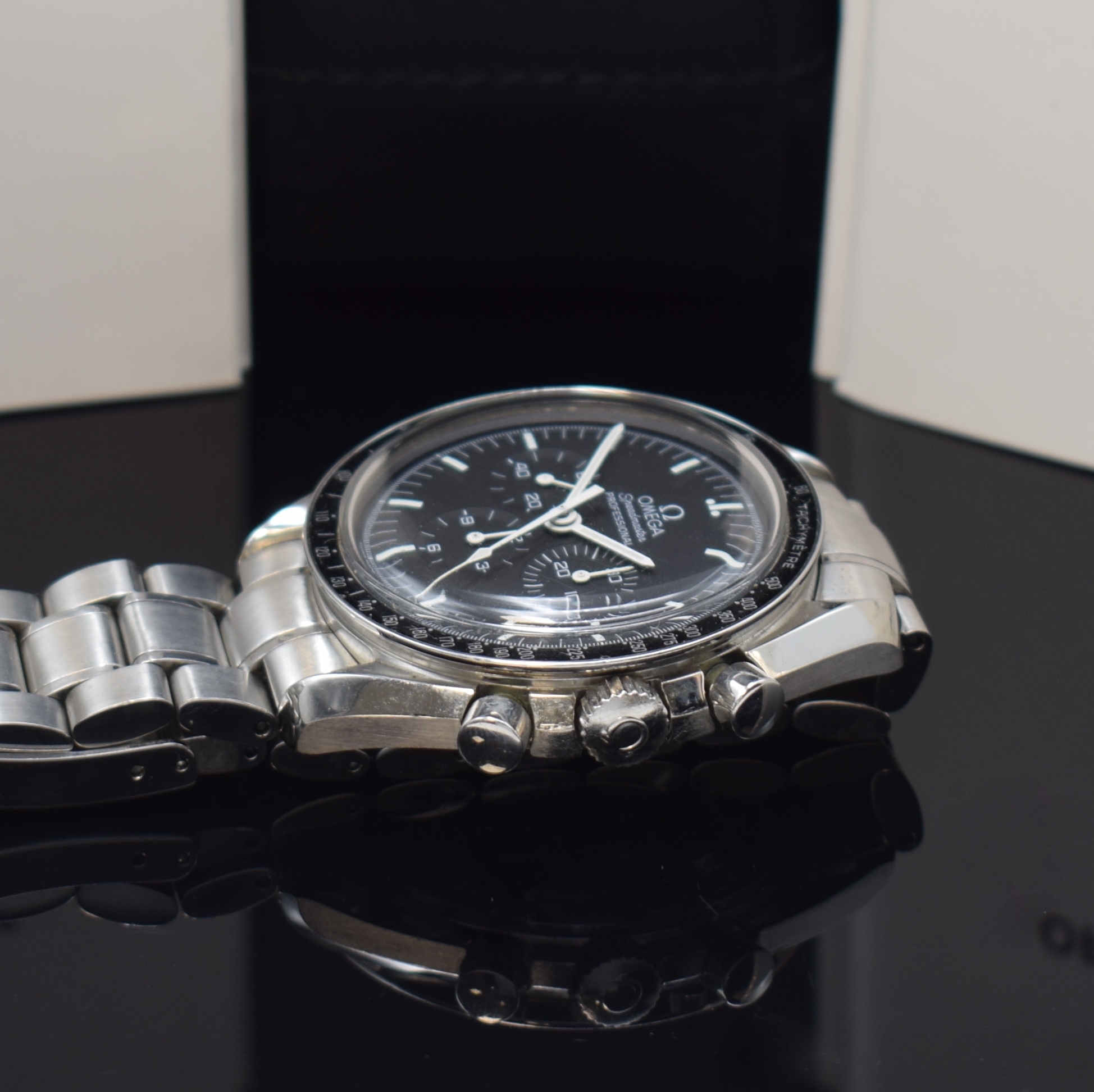 Detail c: OMEGA Speedmaster Herrenchronograph Referenz 145.0223 in Stahl, Schweiz um 1999, Handaufzug, orig. Gliederband m. Faltschl., Boden m. Schriftzug ...