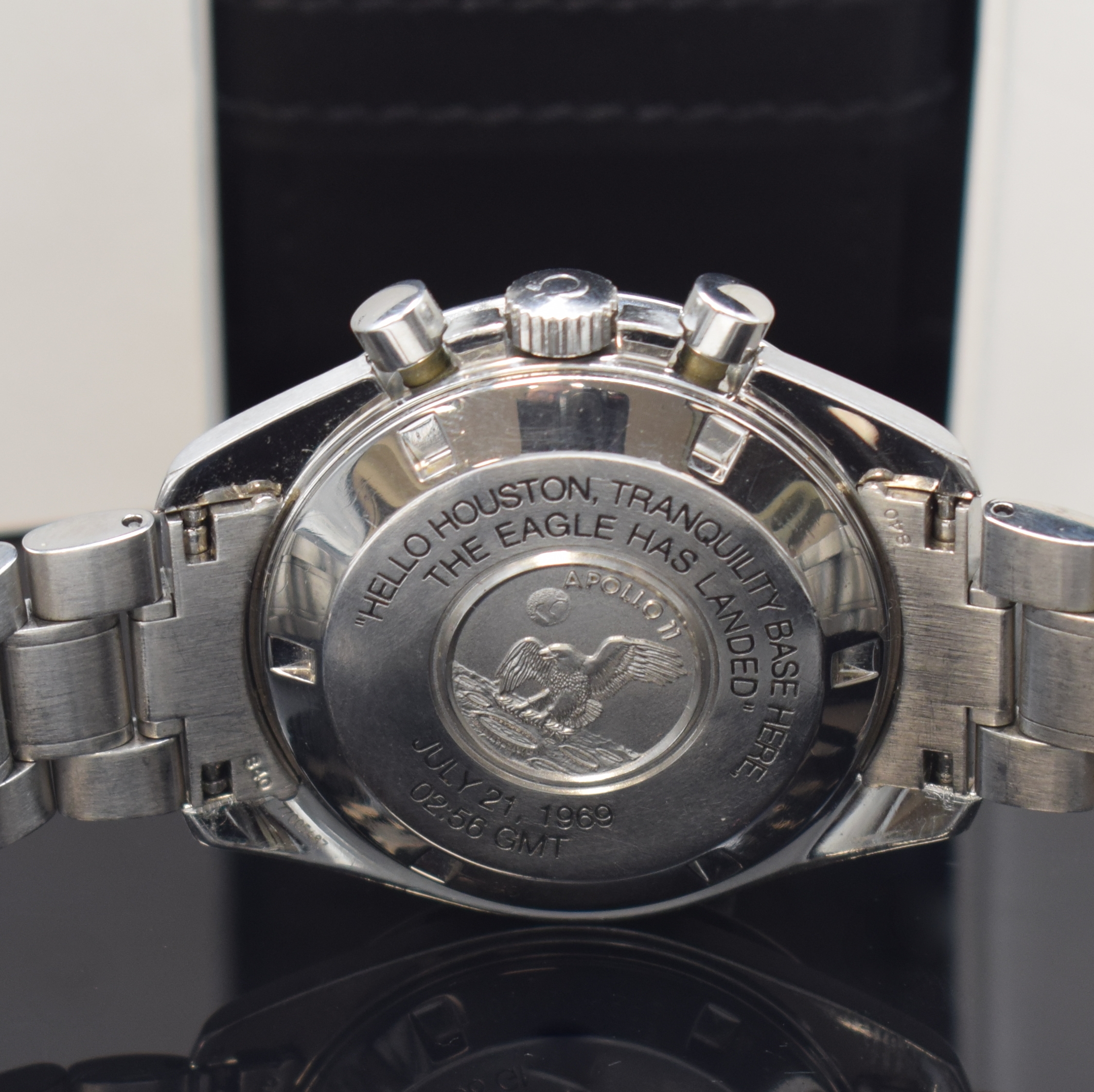 Detail d: OMEGA Speedmaster Herrenchronograph Referenz 145.0223 in Stahl, Schweiz um 1999, Handaufzug, orig. Gliederband m. Faltschl., Boden m. Schriftzug ...