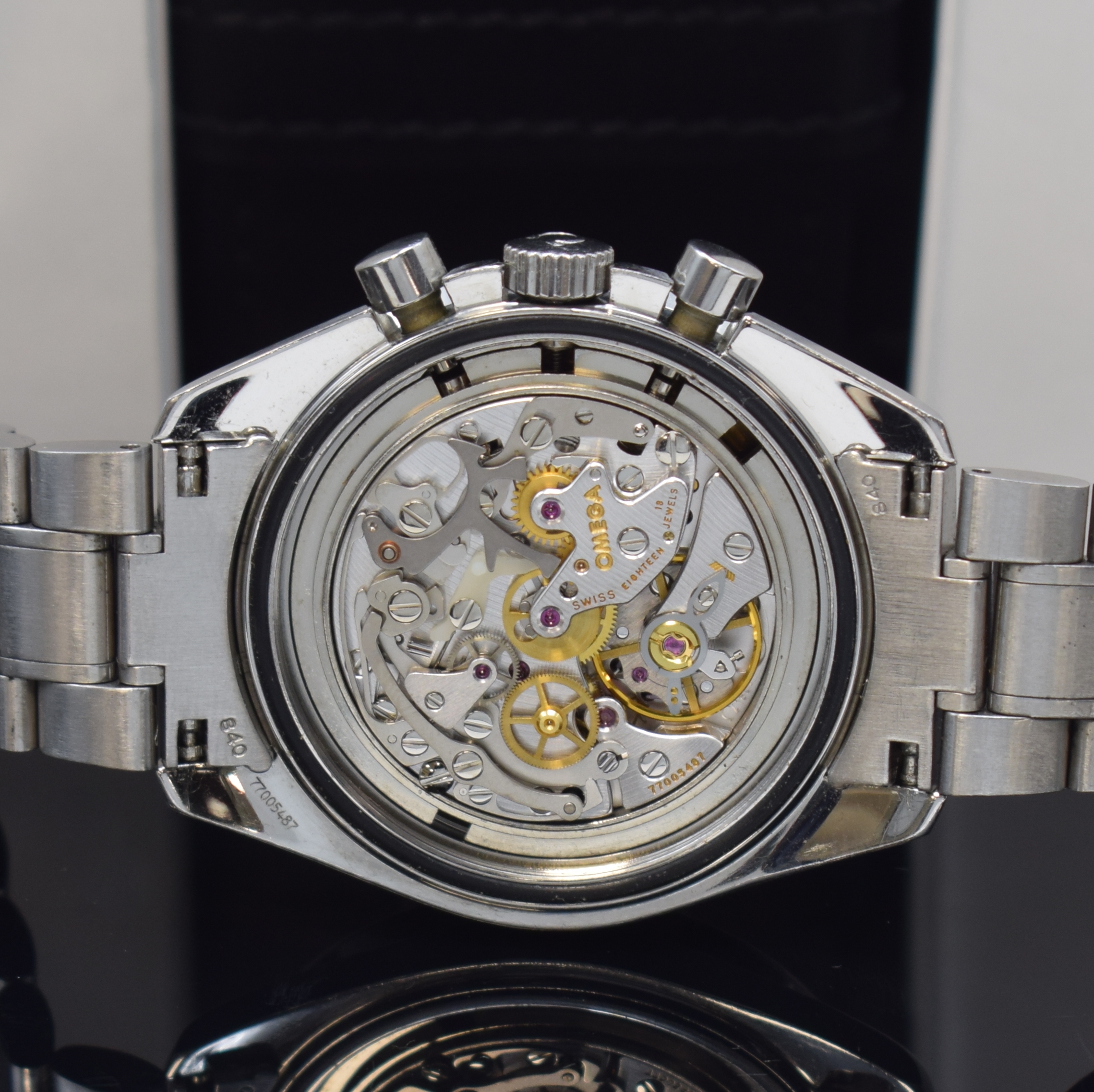 Detail e: OMEGA Speedmaster Herrenchronograph Referenz 145.0223 in Stahl, Schweiz um 1999, Handaufzug, orig. Gliederband m. Faltschl., Boden m. Schriftzug ...