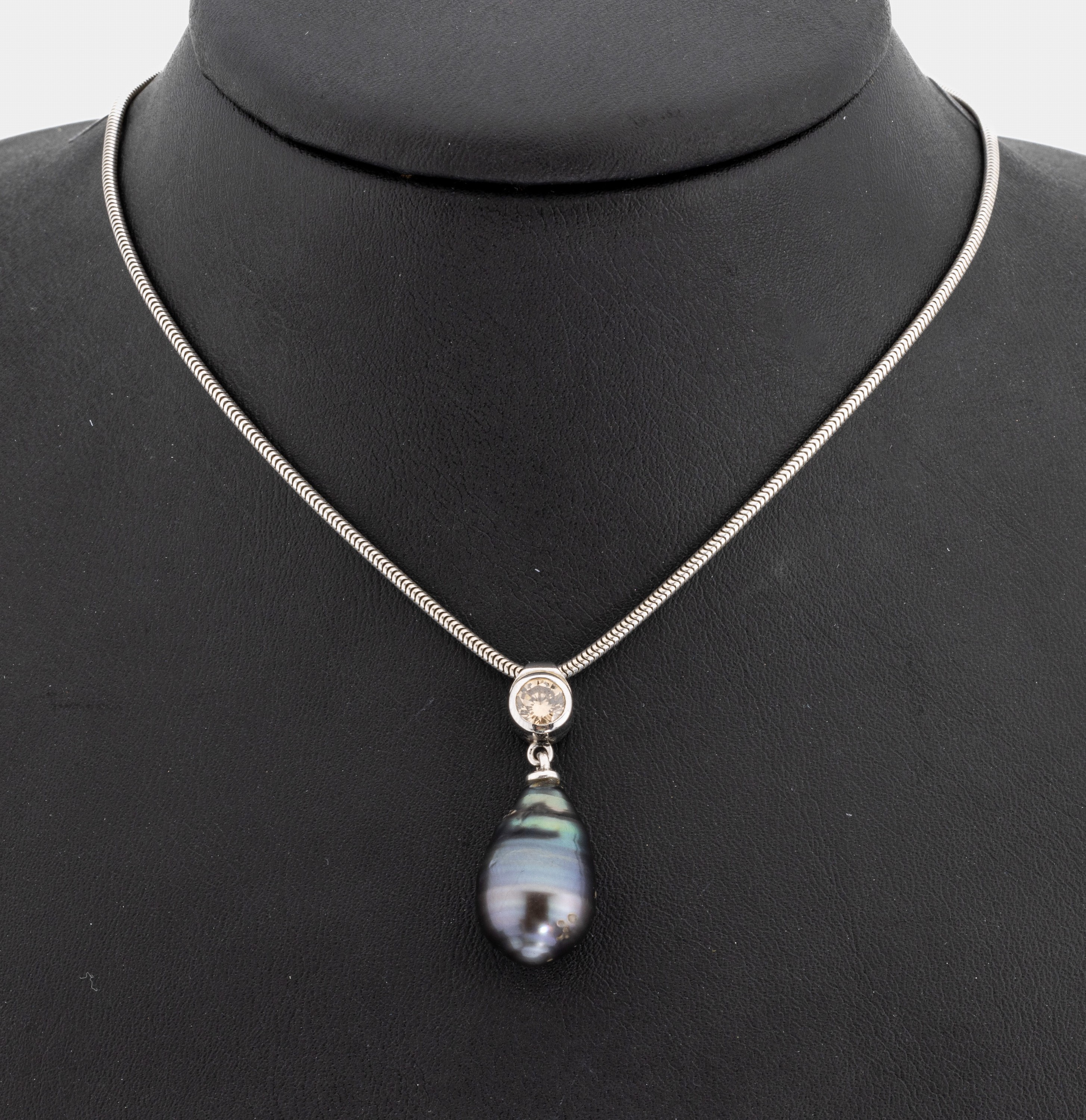 14 kt Gold Perl-Brillant-Collier, WG 585/000, Anhänger mit grauer, tropfenförm. Tahitizuchtperle, nat. Wachstumsmerkmale, Brillant ca. 0.50 ct ...
