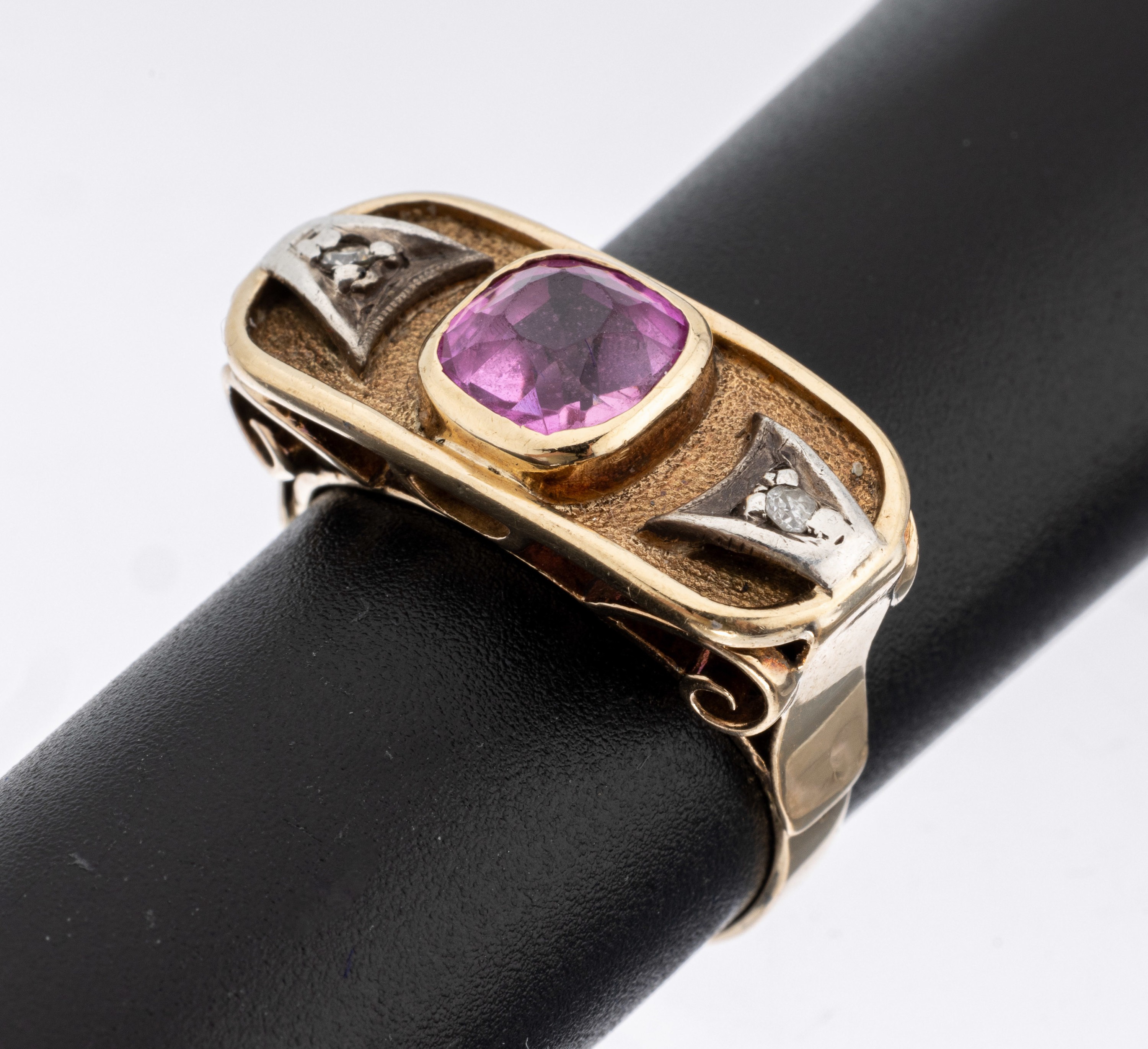 14 kt Gold Diamant-Ring, GG/WG 585/000, 1950er Jahre, 2 in WG gefasste 8/8-Diamanten zus. ca. 0.02 ct, facett. pinkfarb. Saphirsynthese, ca. 5.0 g, ...