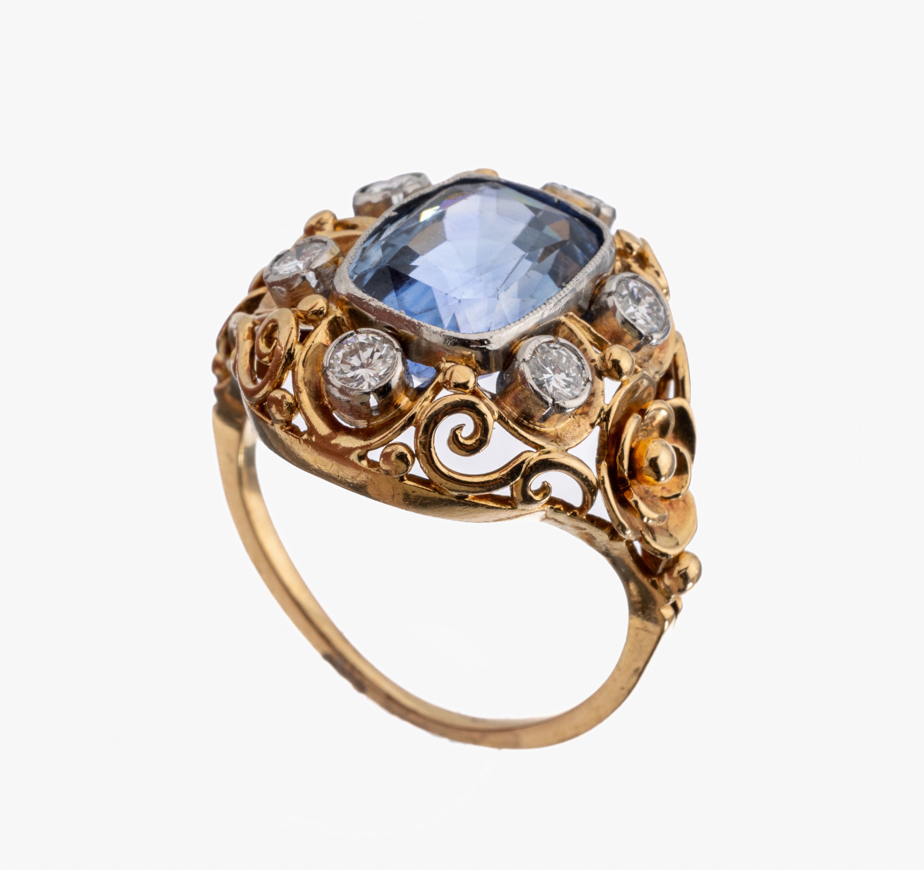 14 kt Gold Saphir-Brillant-Ring, GG 585/ 000, facett. Saphir im Antikschliff ca. 4.30 ct, wohl Ceylon, 6 in WG gefasste Brillanten zus. ca. 0.30 ct ...