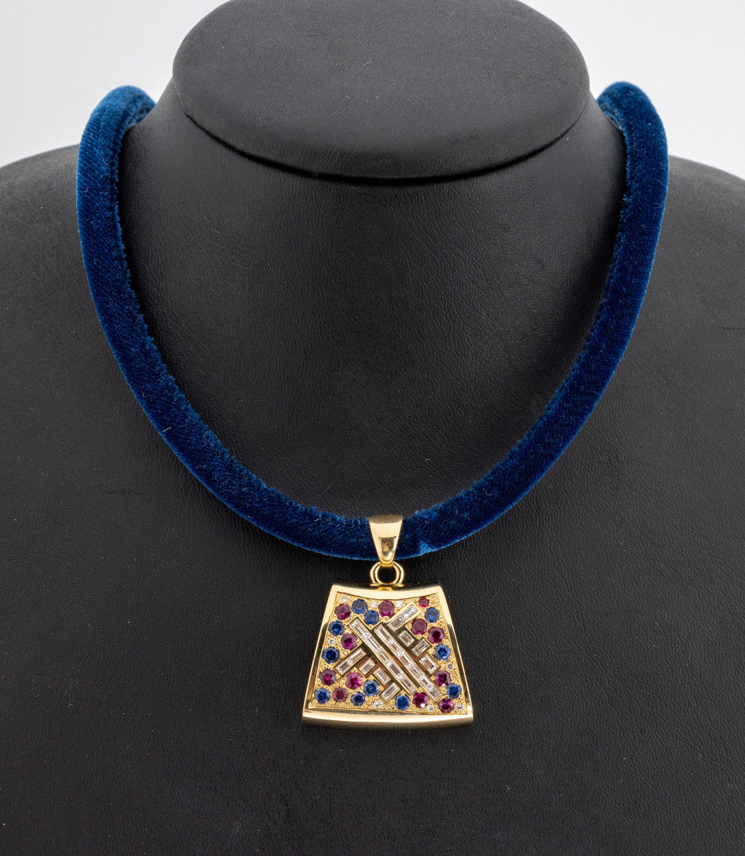 18 kt Gold Saphir-Rubin-Diamant-Anhänger, WG 750/000, 11 rundfacett. Saphire zus. ca. 0.70 ct, 12 rundfacett. Rubine zus. ca. 0.80 ct, 8 Brillanten ...