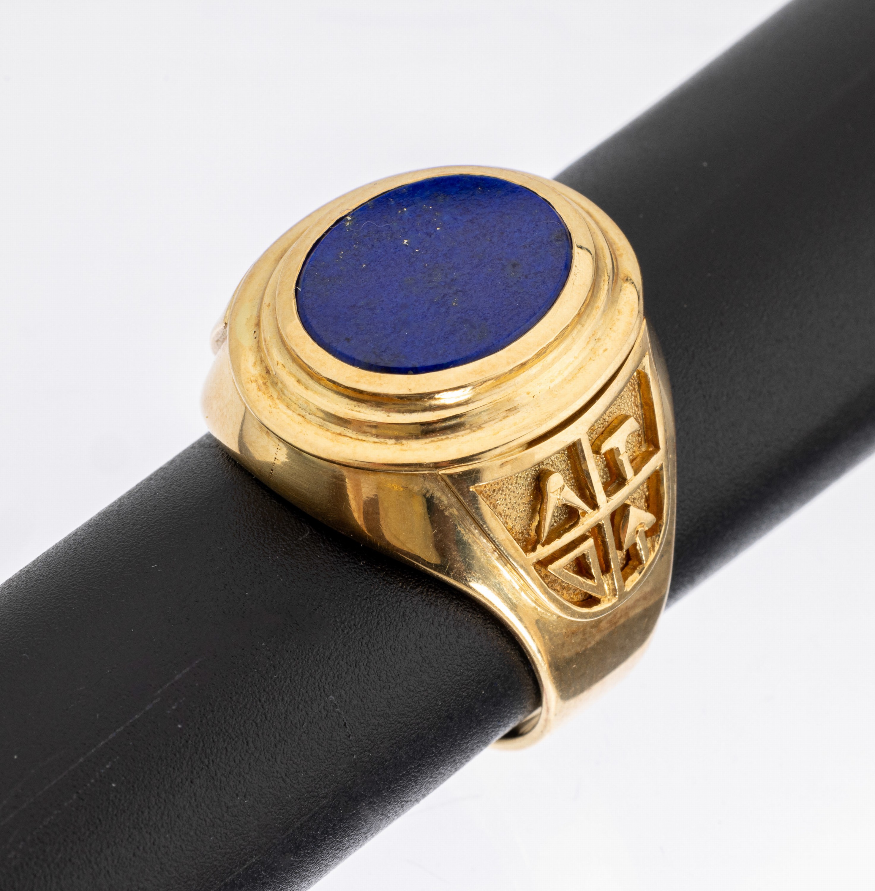 18 kt Gold Lapislazuli-Herrenring, GG 750/000, ovale Lapislazuliplatte ungrav., Ringschulter 1x mit Freimaurer Symbolik, 1x mit Eichenlaub, RW 71, ...
