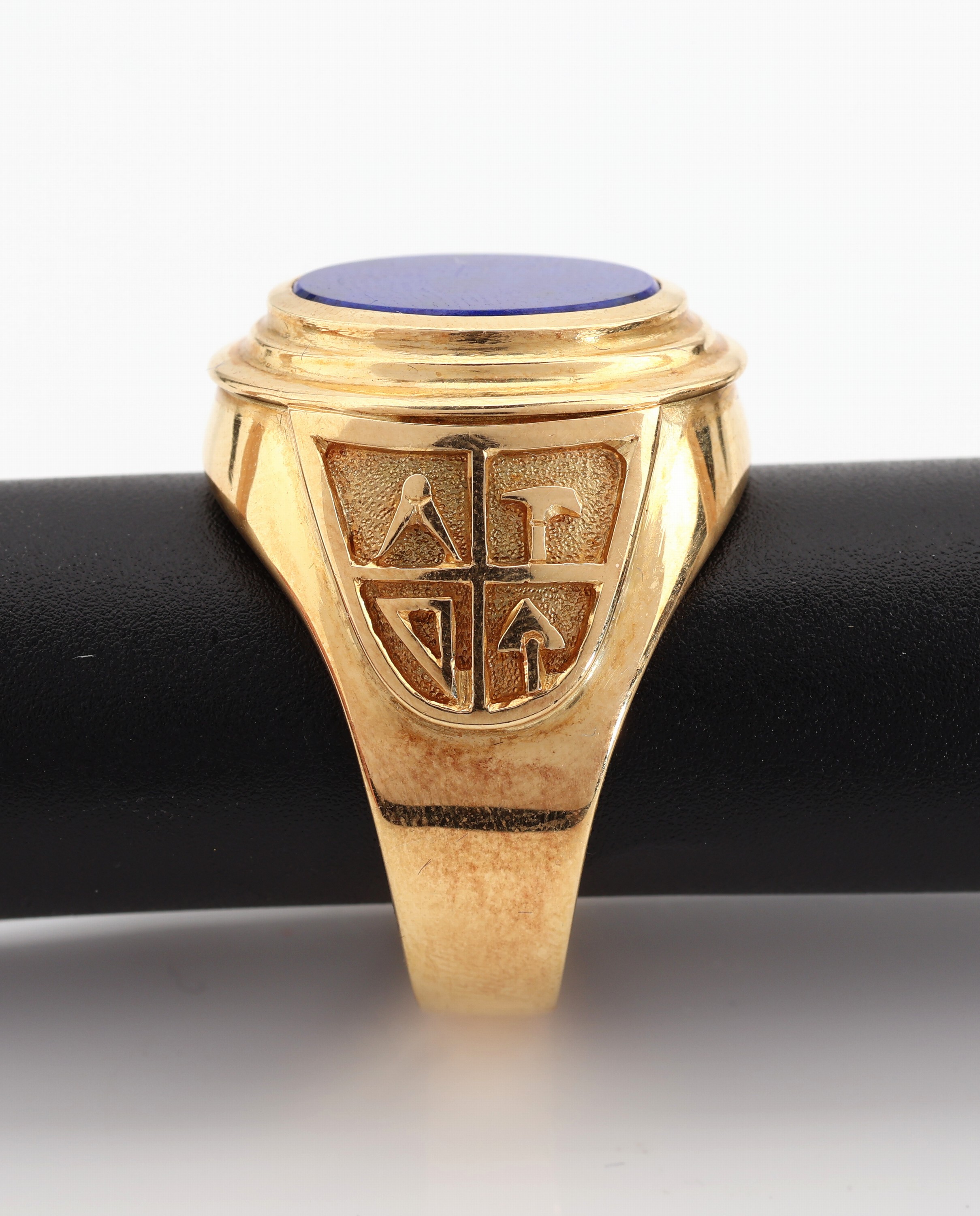 Detail a: 18 kt Gold Lapislazuli-Herrenring, GG 750/000, ovale Lapislazuliplatte ungrav., Ringschulter 1x mit Freimaurer Symbolik, 1x mit Eichenlaub, RW 71, ...