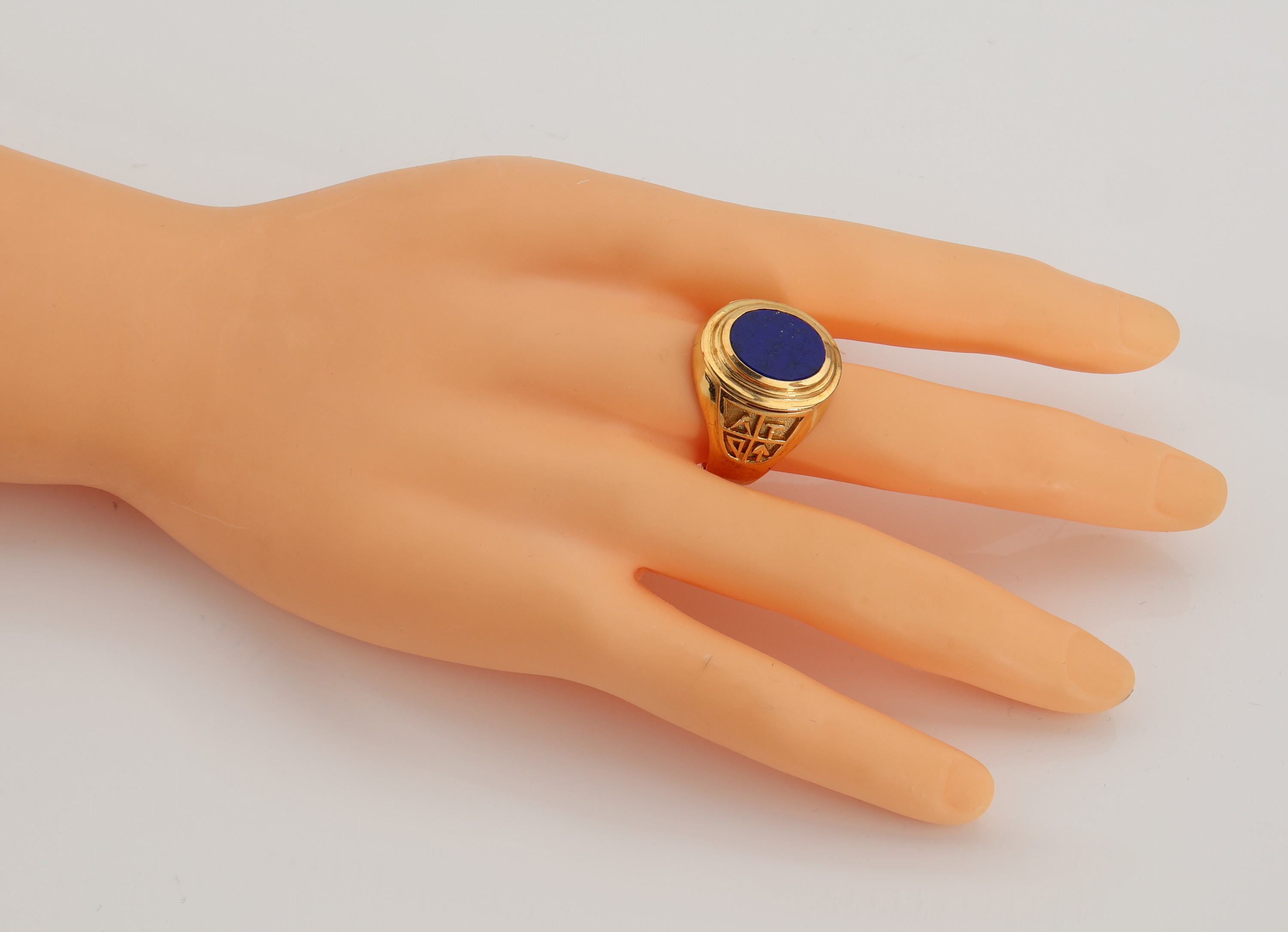 Detail c: 18 kt Gold Lapislazuli-Herrenring, GG 750/000, ovale Lapislazuliplatte ungrav., Ringschulter 1x mit Freimaurer Symbolik, 1x mit Eichenlaub, RW 71, ...