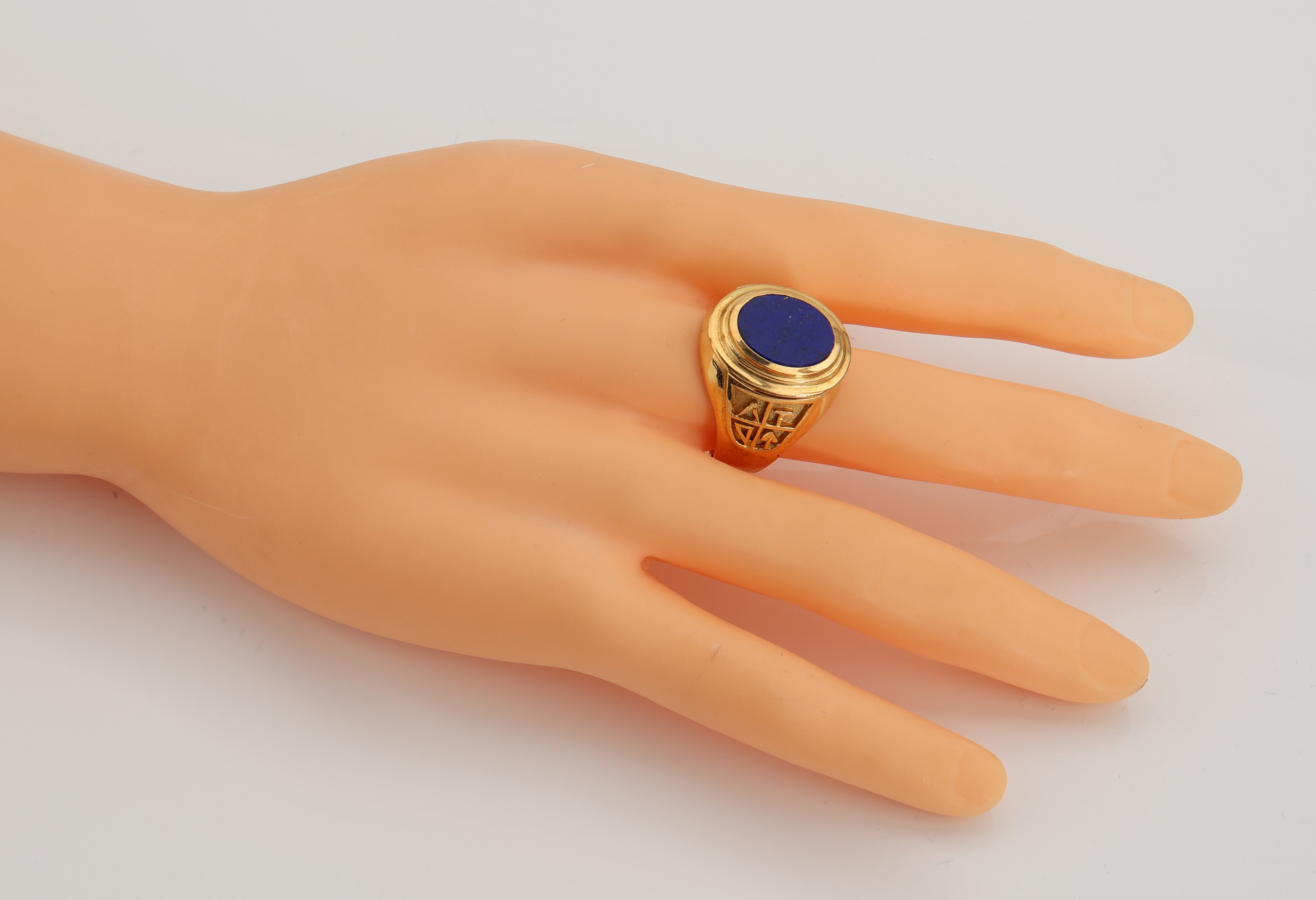 Detail d: 18 kt Gold Lapislazuli-Herrenring, GG 750/000, ovale Lapislazuliplatte ungrav., Ringschulter 1x mit Freimaurer Symbolik, 1x mit Eichenlaub, RW 71, ...