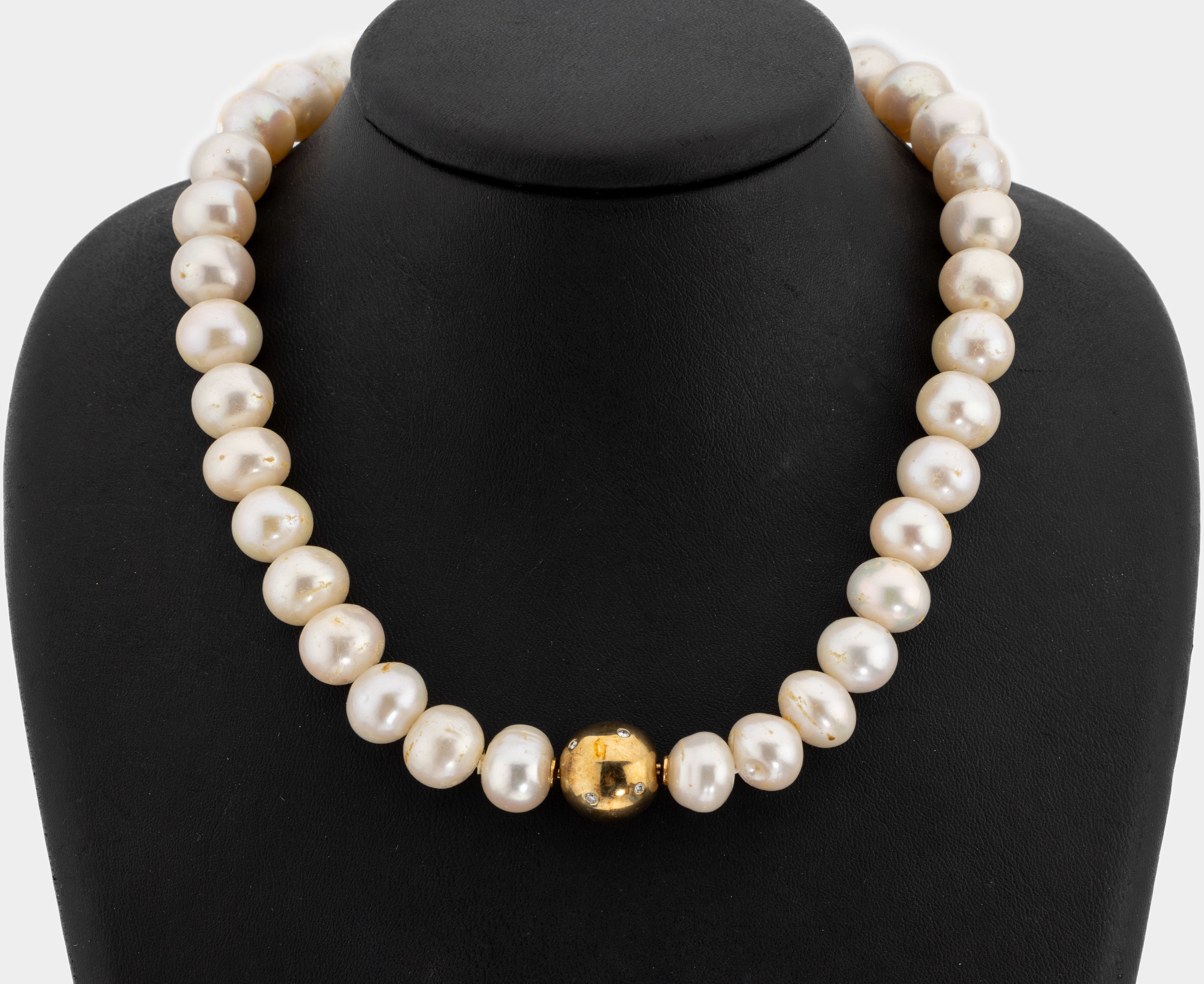 Collier aus chines. Süßwasserzuchtperlen, 14 kt Gold-Kugelschließe, Bajonette-Verschlussmit 8 Brillanten zus. ca. 0.08 ct Weiß/si, 37 chines. ...