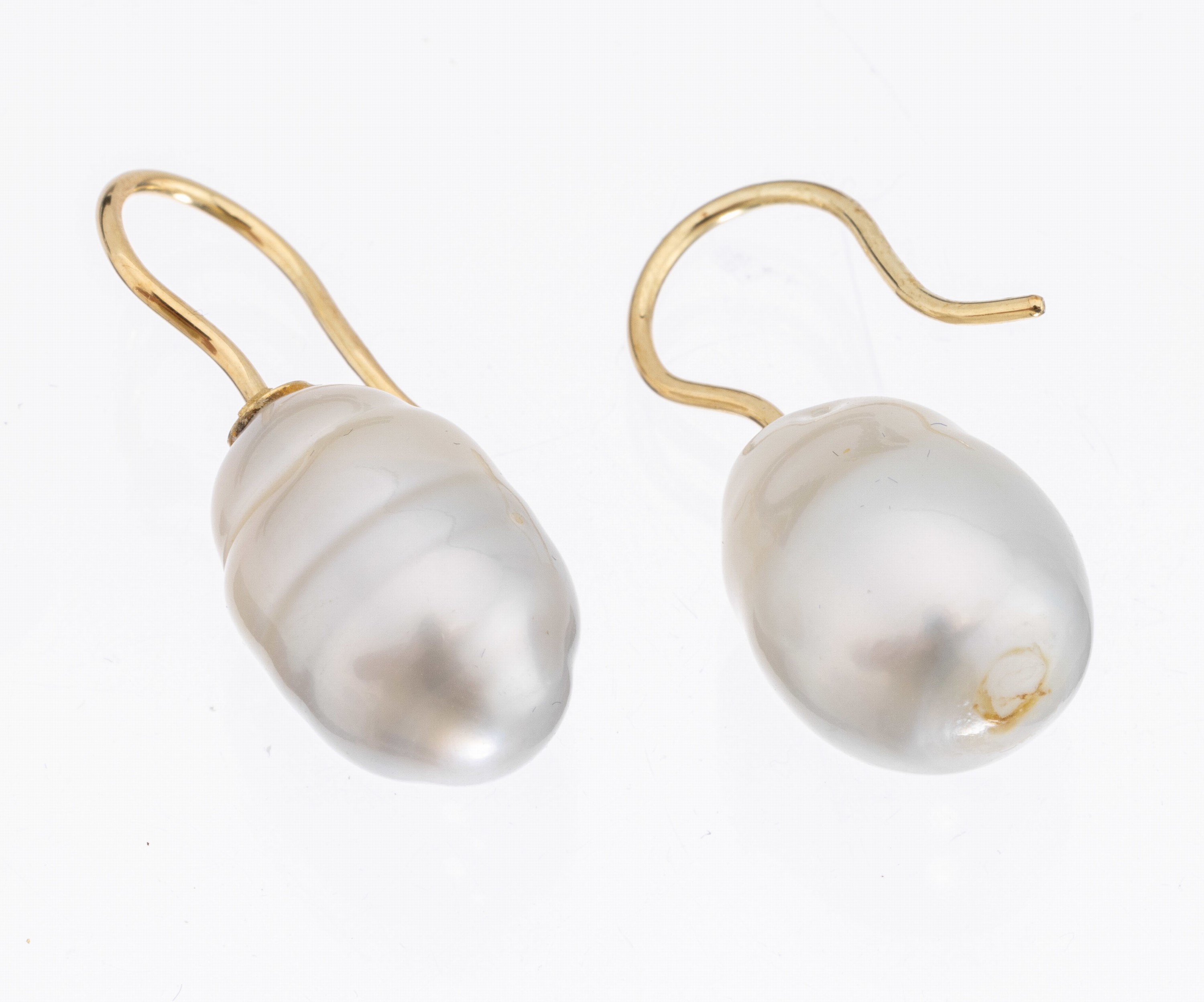 Paar Ohrgehänge mit Südseezuchtperlen, Haken 14 kt Gold, GG 585/000, 2 leicht tropfenförmige, barocke Südseezuchtperlen, silbergrau, nat. ...