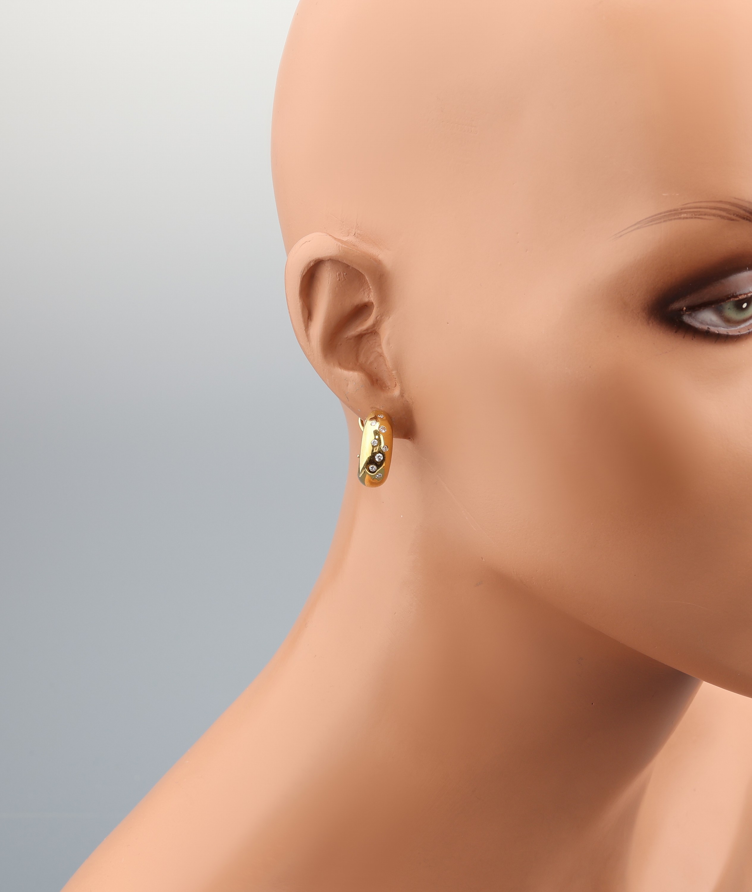 Detail c: Paar 14 kt Gold Brillant-Halbcreolen, GG 585/000 gepr., 16 Brillanten zus. ca. 0.20 ct Weiß/si, ca. 7.5 g, Clipsbrisuren, L. ca. 2 cm