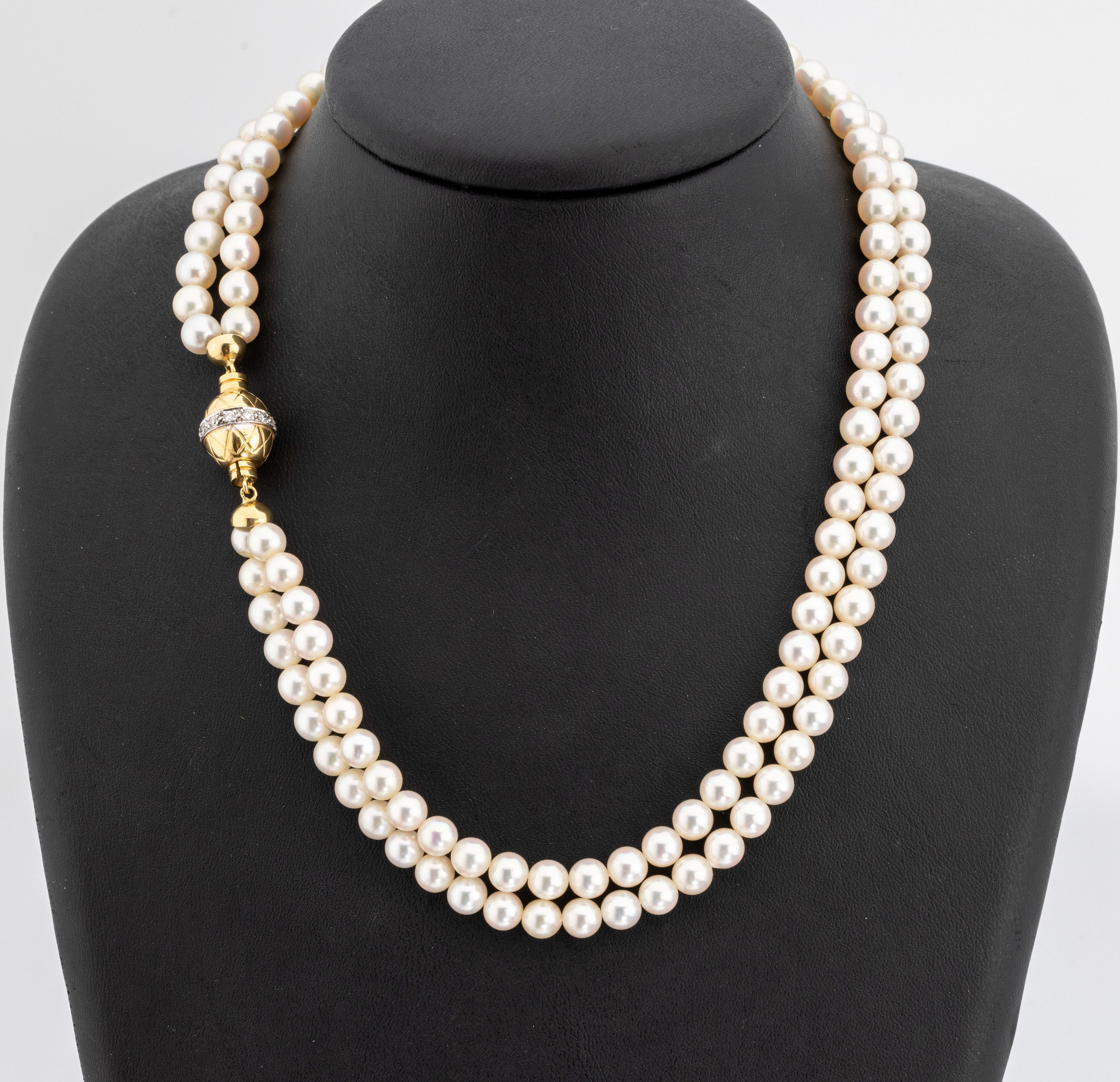 2-reihiges Collier mit Zuchtperlen, 18 kt Gold Kugelschließe, GG/WG 750/000 gepr.,12 Brillanten zus. ca. 0.15 ct Weiß/si, Zuchtperldurchm. ca. 6 - ...