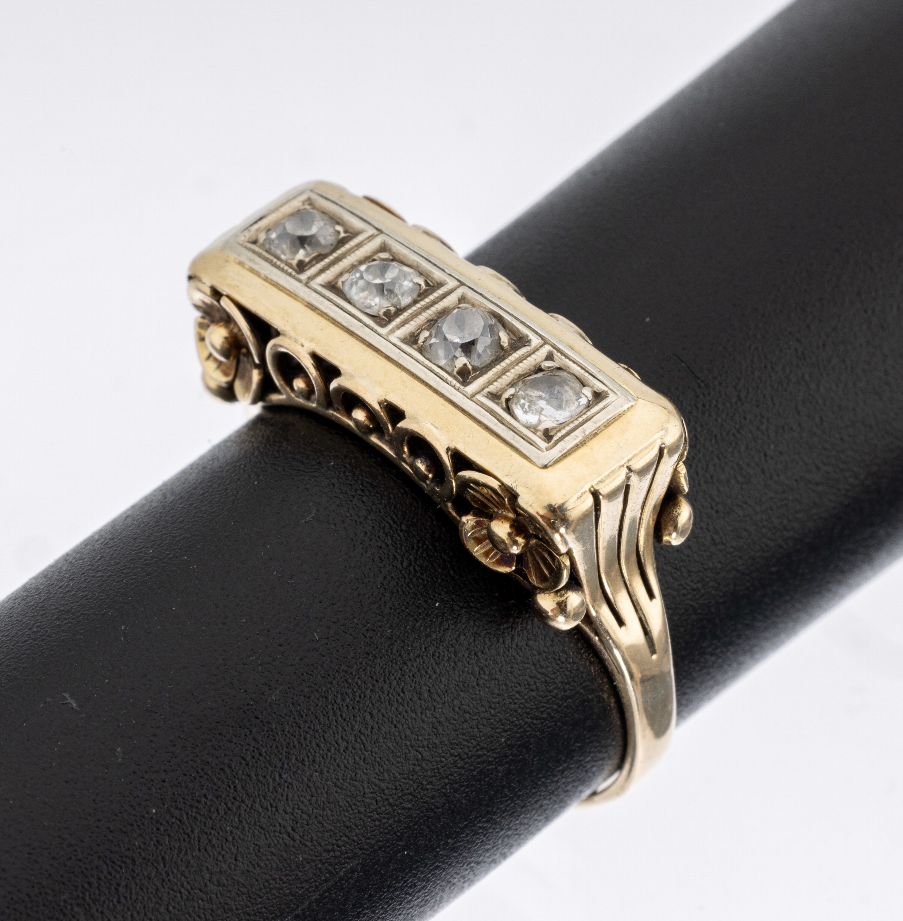 14 kt Gold Diamant-Ring, GG 585/000 gepr., 1930er Jahre, 4 Altschliffdiamanten zus. ca. 0.40 ct Weiß/p, aufwändige Unterkaderung mit Blüten, ...