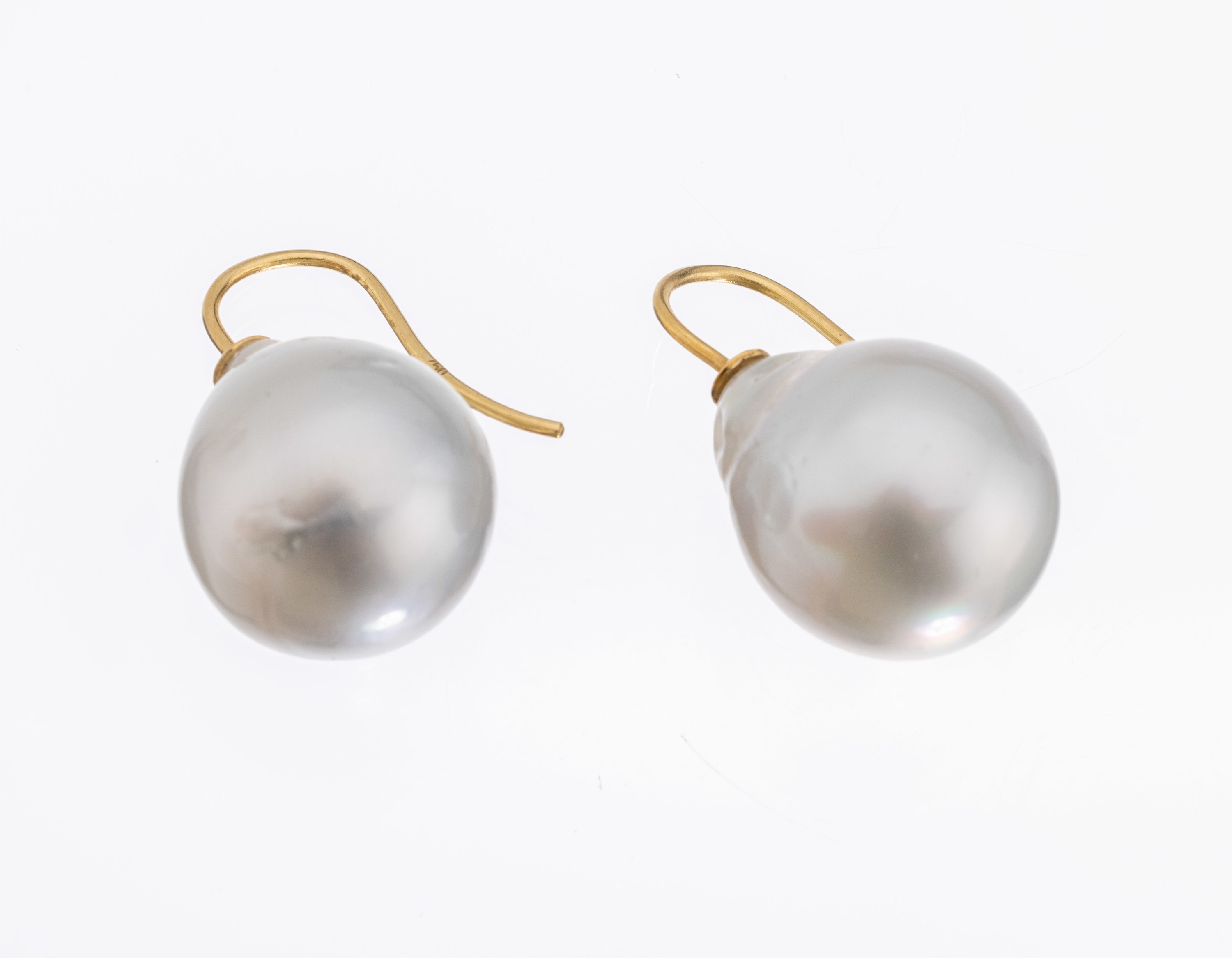 Paar Ohrgehänge mit Südseezuchtperlen, Haken 18 kt Gold, GG 750/000, 2 leicht tropfenförm., barocke Südseezuchtperlen, silbergrau, nat. ...