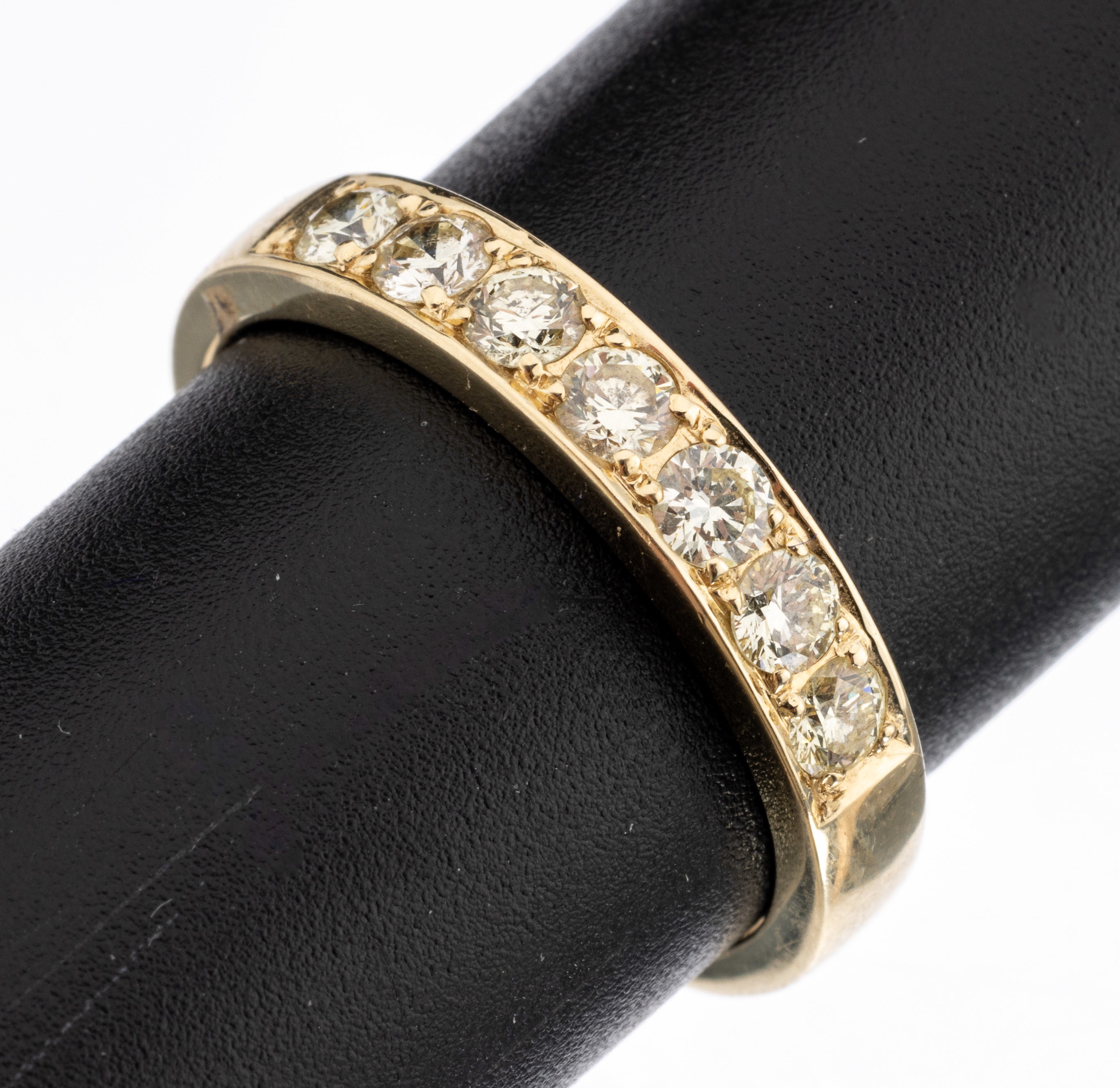 14 kt Gold Brillant-Ring, GG 585/000, 7 Brillanten zus. ca. 0.70 ct Weiß-get.Weiß/si, RW 62.5, ca. 5.6 g
