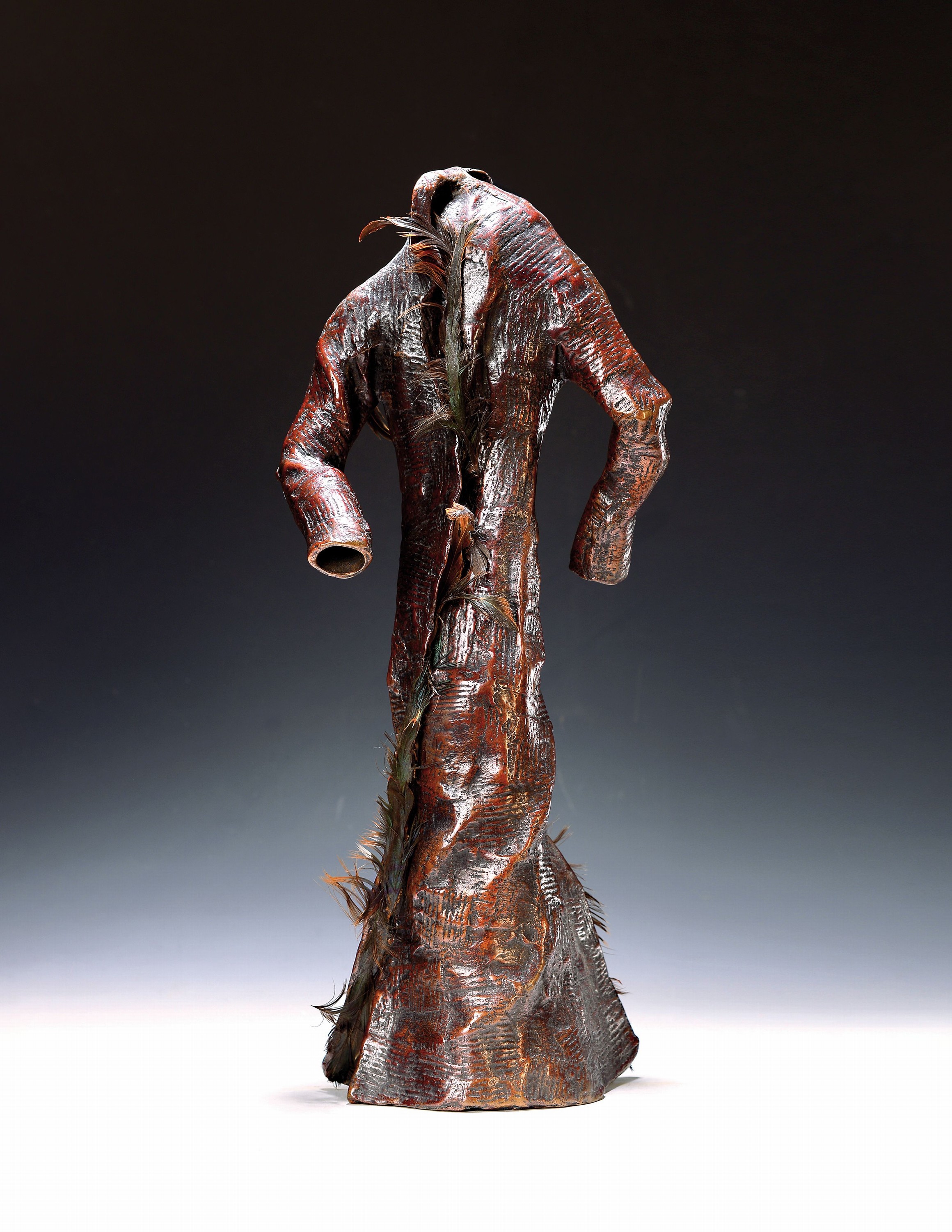 Eva Renee Nele, geb. 1932 Bronzeskulptur, Maltel, num. 2/12, monogrammiert, Ränder des Mantels teilweise mit Federn geschmückt, monogrammiert, ...